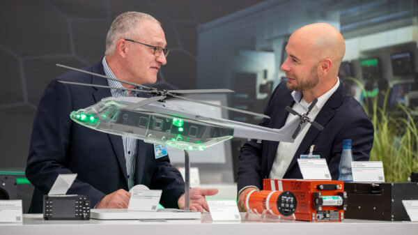 Internationales Hubschrauberforum: Fachgespräch am Ausstellungsstand von Hensoldt