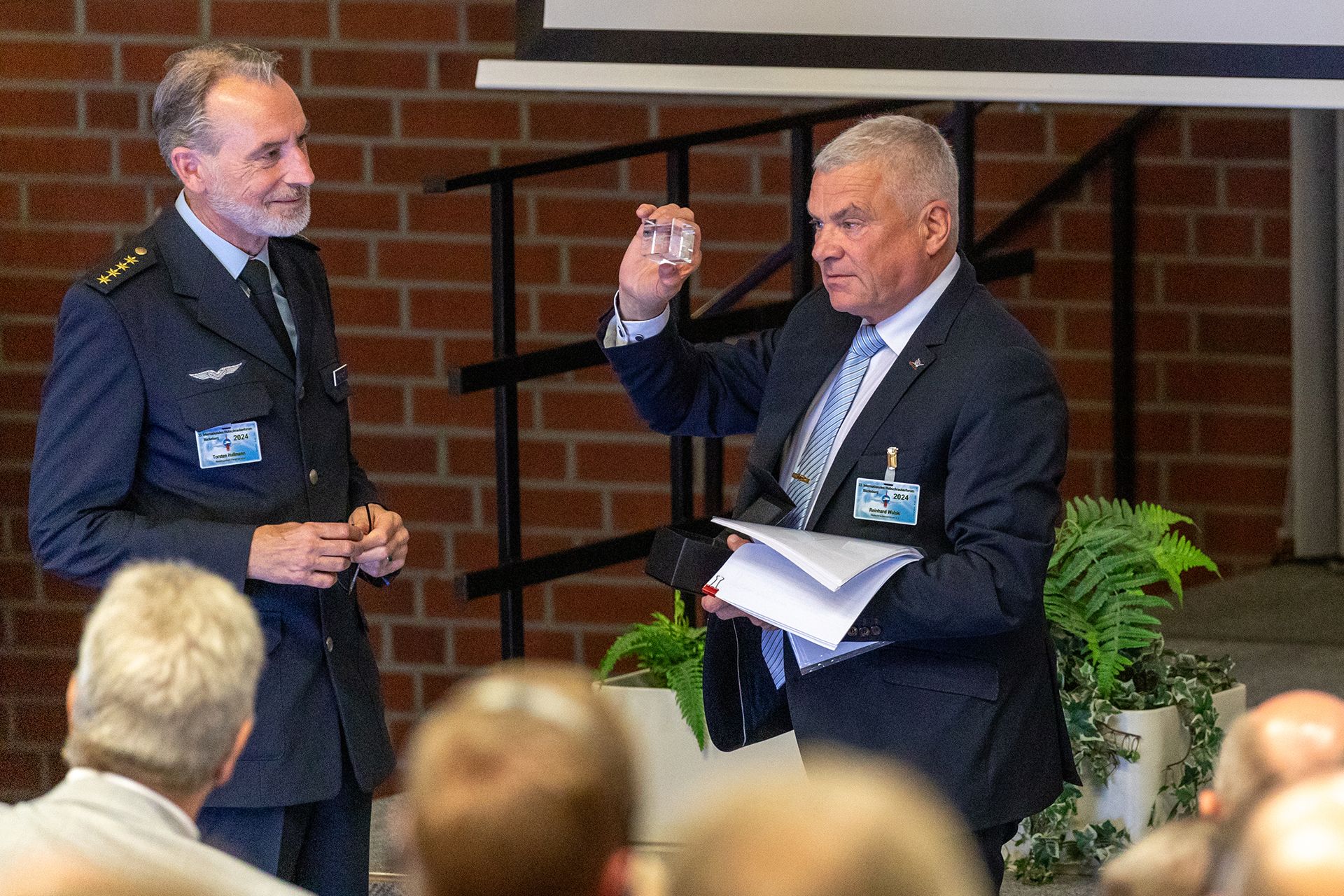 Der Tagungsleiter dankt Leitenden Polizeidirektor Hallmann