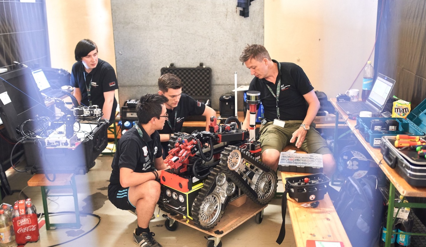 15 Teams aus ganz Europa und Kanada testen ihre robotischen Systeme in verschiedenen Szenarien. Geschraubt und nachjustiert wird dabei quasi rund um die Uhr.