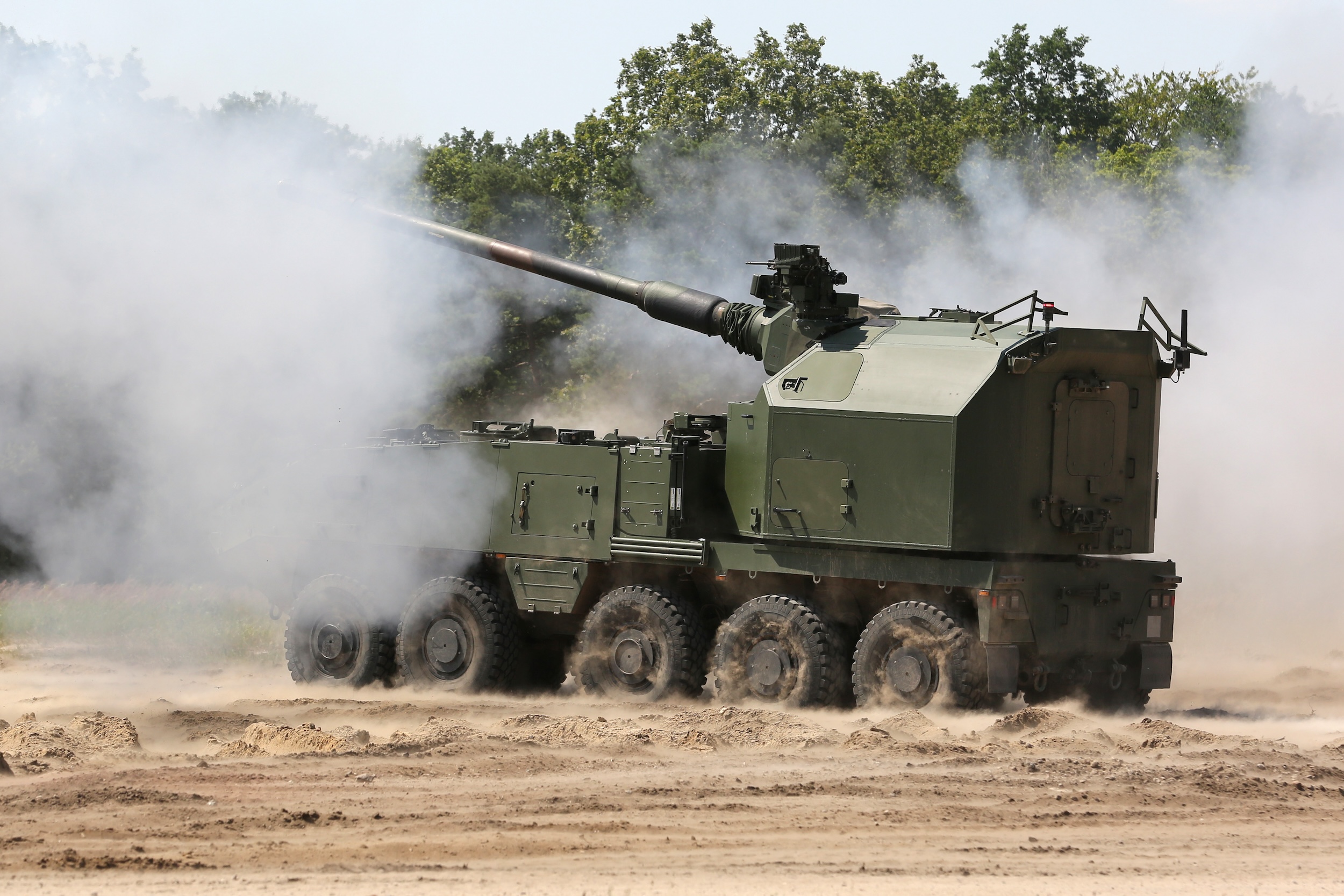Bei den nächsten Radhaubitzen der Schweizer Armee handelt es sich um das 155mm Artillerie-Geschütz-Modul (AGM) auf dem 10x10-Trägerfahrzeug PIRANHA IV.
