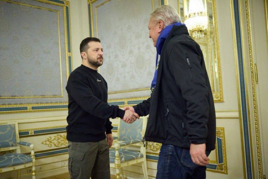 Rheinmetall fing früh nach Beginn des russischen Angriffs damit an, die Ukraine bei ihrem Freiheitskampf zu unterstützen. Hier ein Treffen zwischen dem ukrainischen Präsidenten Wolodymyr Selenskyj und Armin Papperger, Vorstandsvorsitzender der Rheinmetall AG. Nun nimmt der Aufbau der Fabrik für Munition in der Ukraine konkrete Gestalt an.