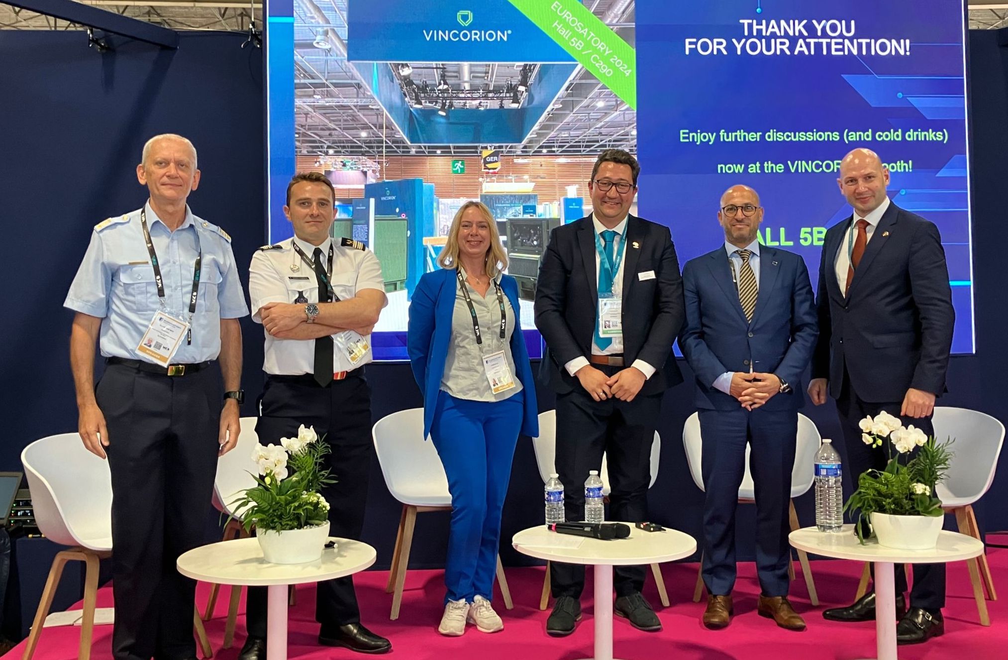Das Podium auf der Eurosatory 2024 zum Thema Green Defence (v. l. n. r.): Oberst Robert Šipec (Verteidigungsministerium Slowenien), Raphael Danino-Perraud (Verteidigungsministerium Frenkreich), Dorothee Frank (cpm Defence Network), Daniel Zeitler (Vincorion), Dr. Constantinos Hadjisavvas (EDA) und Sascha Brüning (Vincorion).