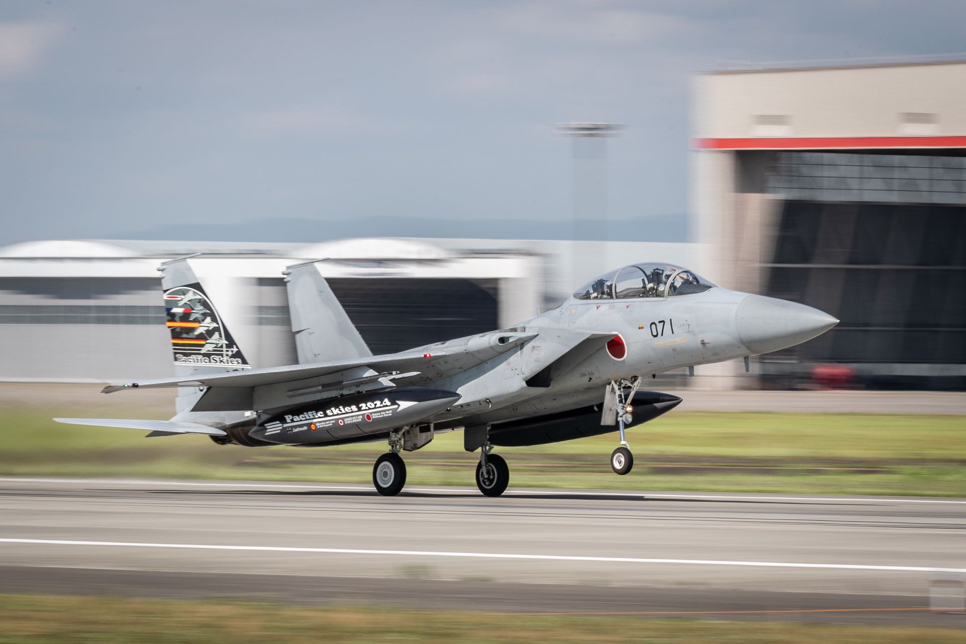 Ein japanischer Mitsubishi F-15J hebt ab.