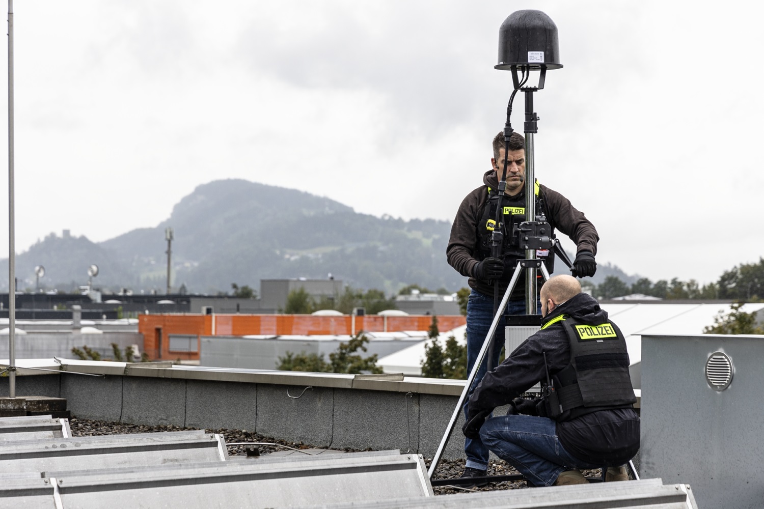 Die ARDRONIS Drohnen-Abwehr-Lösungen von Rohde & Schwarz kann auch Kritische Infrastrukturen wie Flughäfen, Energieproduktionen, Betriebe der Verteidigungsindustrie, etc. schützen.