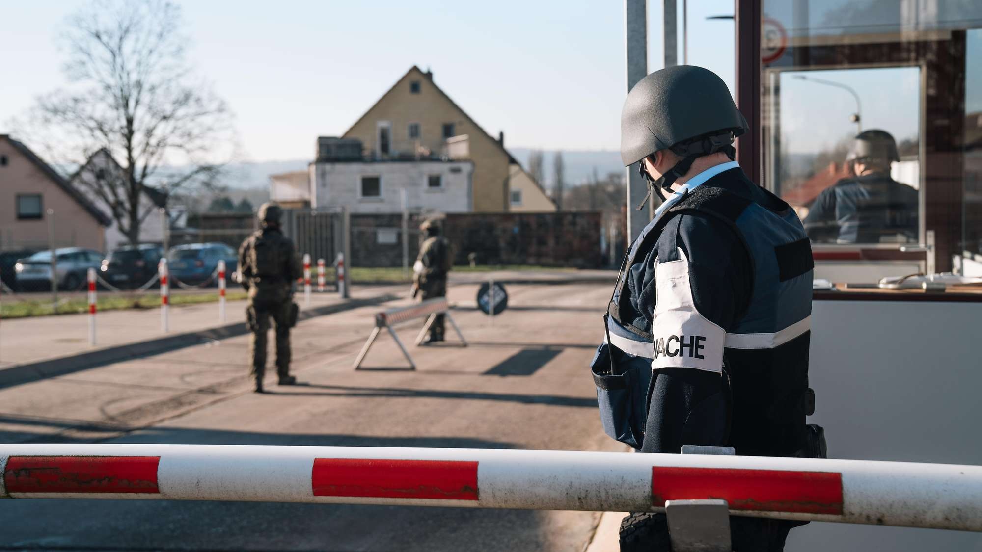 Ein seltenes Bild: Gefährdungsstufe Bravo. Bei dieser Übung der Fallschirmjäger des Saarland-Regiments wird die zivile Wache militärisch verstärkt.
