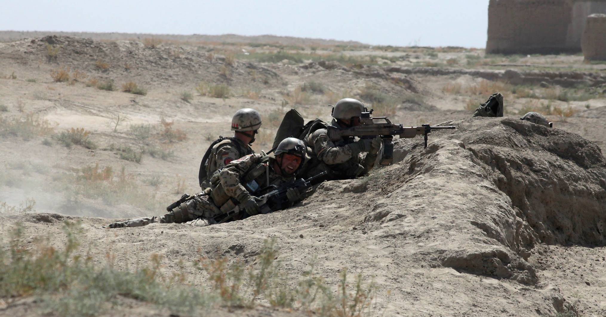 2. April 2010- Soldaten der Bundeswehr befinden sich in einem Feuerkampf in der Region Kundus, Afghanistan. (Bild- Bundeswehr: Patrick von Söhnen)