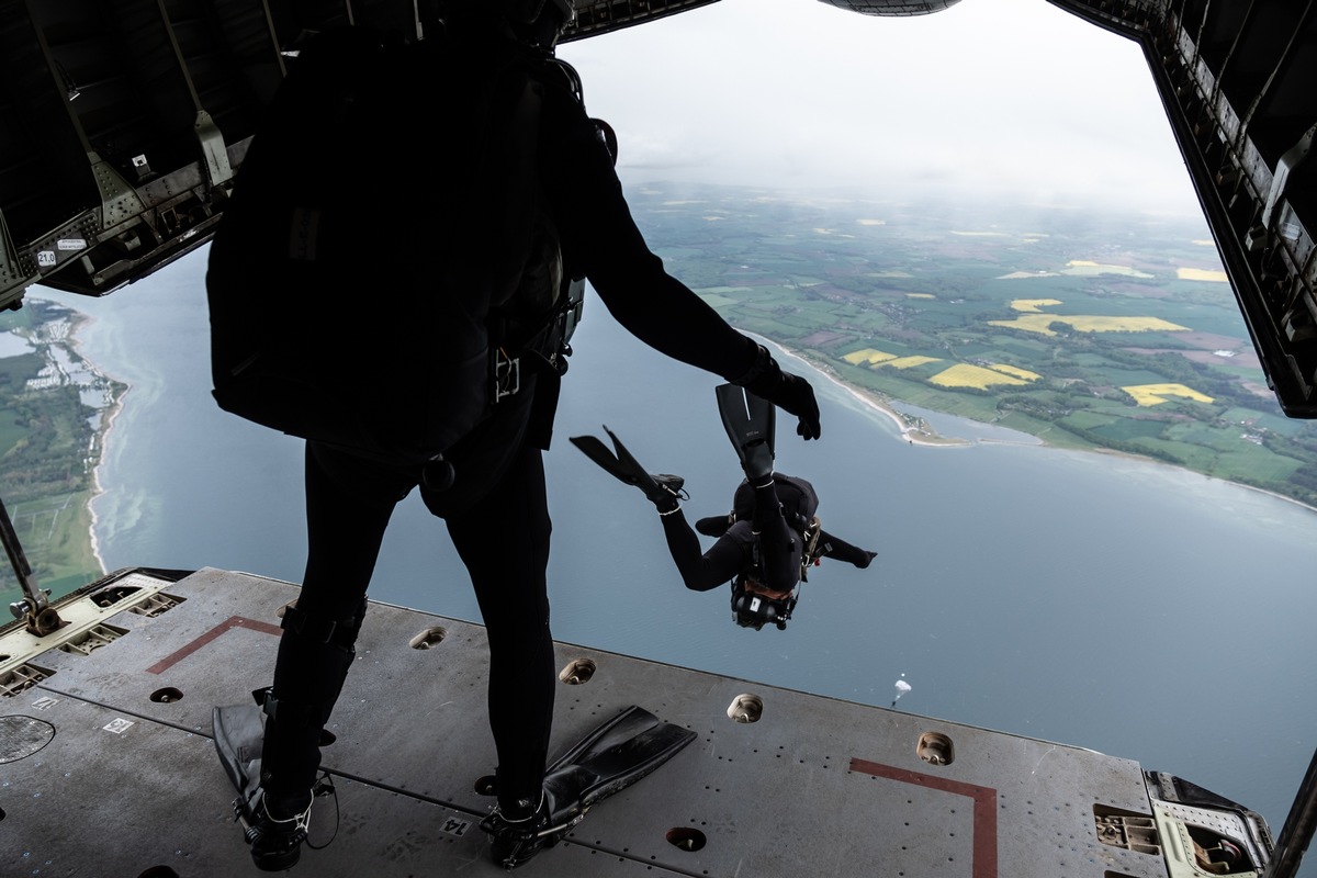 Kampfschwimmer springen über die Heckrampe aus dem Transportflugzeug Transall C-160D vom Lufttransportgeschwader 63 über der Eckernförder Bucht im Rahmen eines Fallschirmsprungtrainings