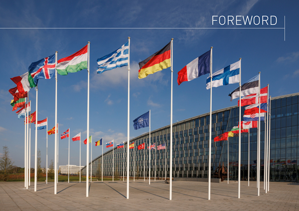 2023 waren es noch 31 Nationalflaggen, die vor der NATO-Zentrale in Brüssel wehten.