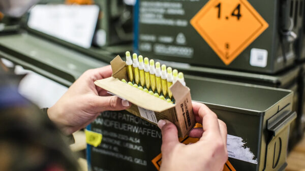 Eine Soldatin von den Unterstützungskräften vom Kommando Spezialkräfte zählt Munition im Munitionslager in Calw.