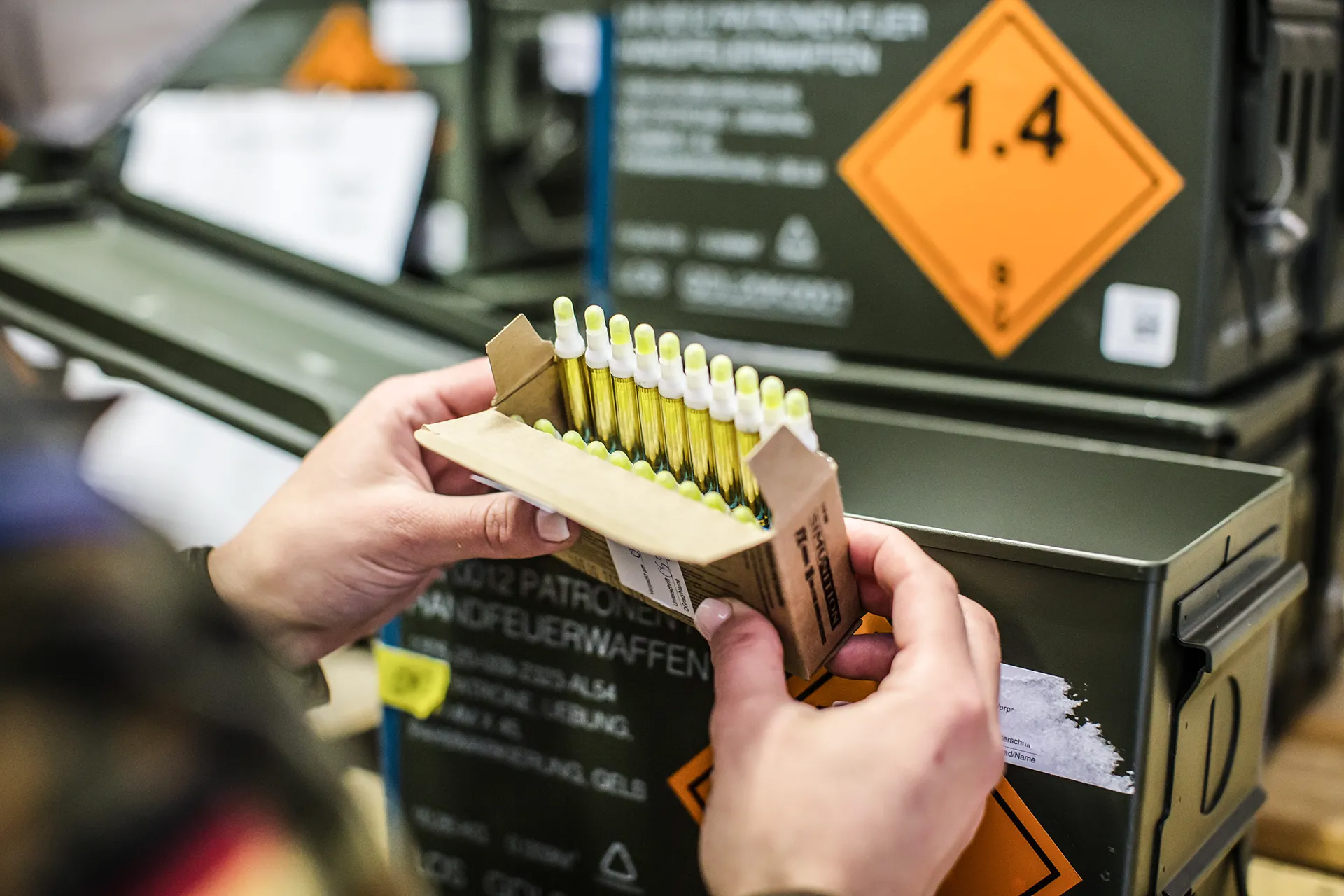 Eine Soldatin von den Unterstützungskräften vom Kommando Spezialkräfte zählt Munition im Munitionslager in Calw.