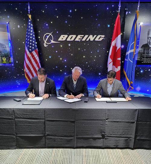 Torbjorn Sjogren, Boeing Vice President und General Manager, Government Services, Daniel Gelston, CAE Defense & Security President, und Marc-Olivier Sabourin, CAE Defense & Security Global Vice President und General Manager, unterzeichnen die Vereinbarung.