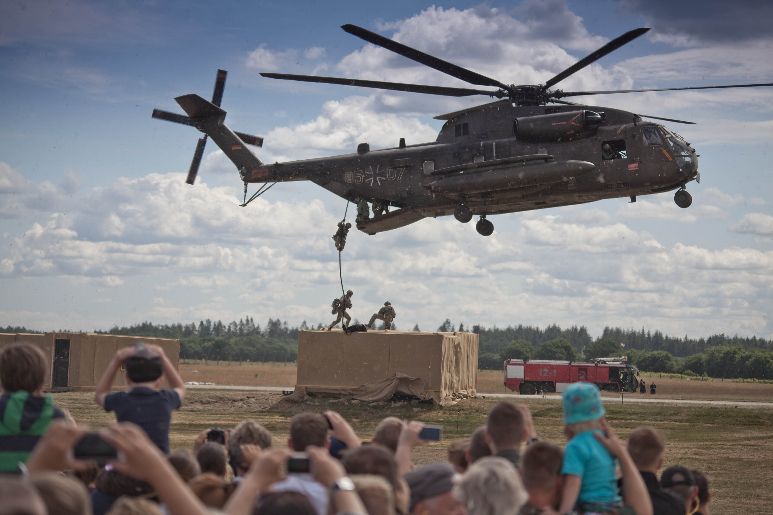 Ein Hubschrauber CH-53 setzt Soldaten bei der dynamischen Vorführung am Tag der Bundeswehr, dem 11. Juni 2016 in Hohn ab.
