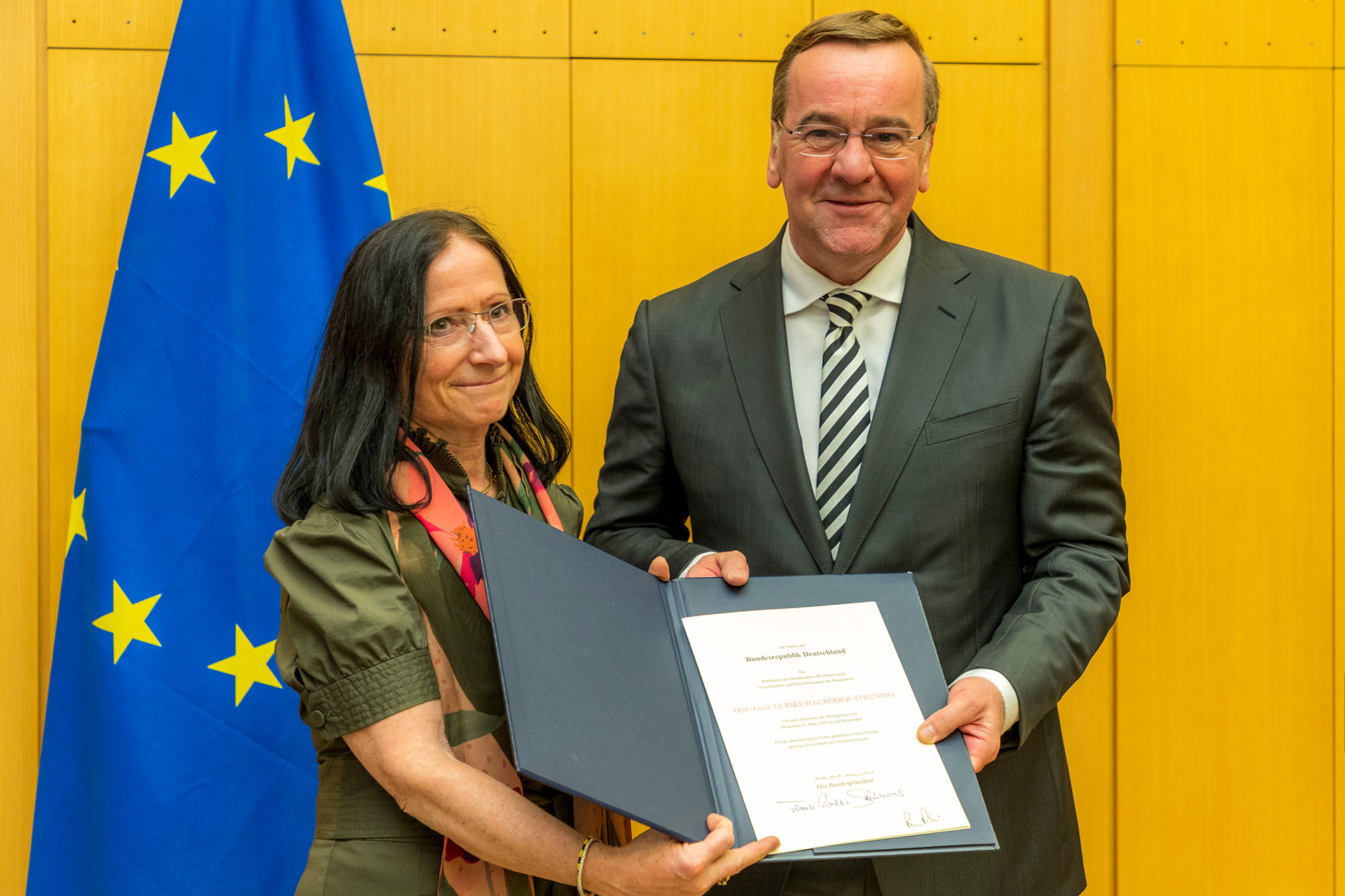 Ulrike Hauröder-Strüning war die erste Frau in der Bundeswehr, der die Leitung einer Bundesoberbehörde im Geschäftsbereich des Bundesministeriums der Verteidigung (BMVg) übertragen wurde. Nach sechs Jahren im Amt wurde Sie am 22. März 2023 von Verteidigungsminister Boris Pistorius in den bevorstehenden Ruhestand verabschiedet.