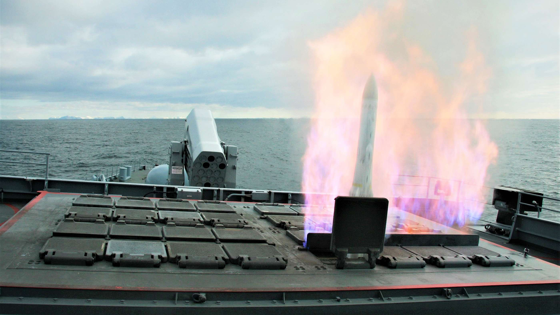Die HESSEN der SACHSEN-Klasse feuert eine Flugabwehrrakete vom Typ RIM-162 ESSM (Evolved Sea Sparrow Missile) aus ihrem Senkrecht- Startsystem VLS Mk41 ab. Foto: Bundeswehr / Alexander Gottschalk