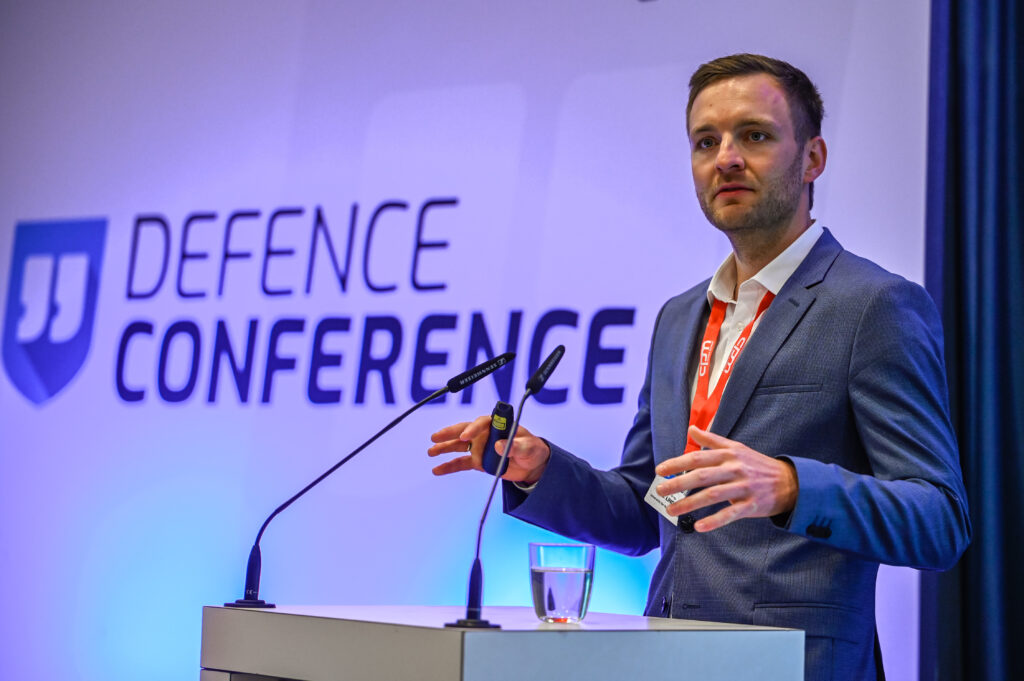 Dr.-Ing. Sebastian Lindner, Forschungsgruppenleiter Mission Planning von der UniBw München bei seinem Vortrag zum Thema „KI in MUM-T Missionen für LV/BV“.