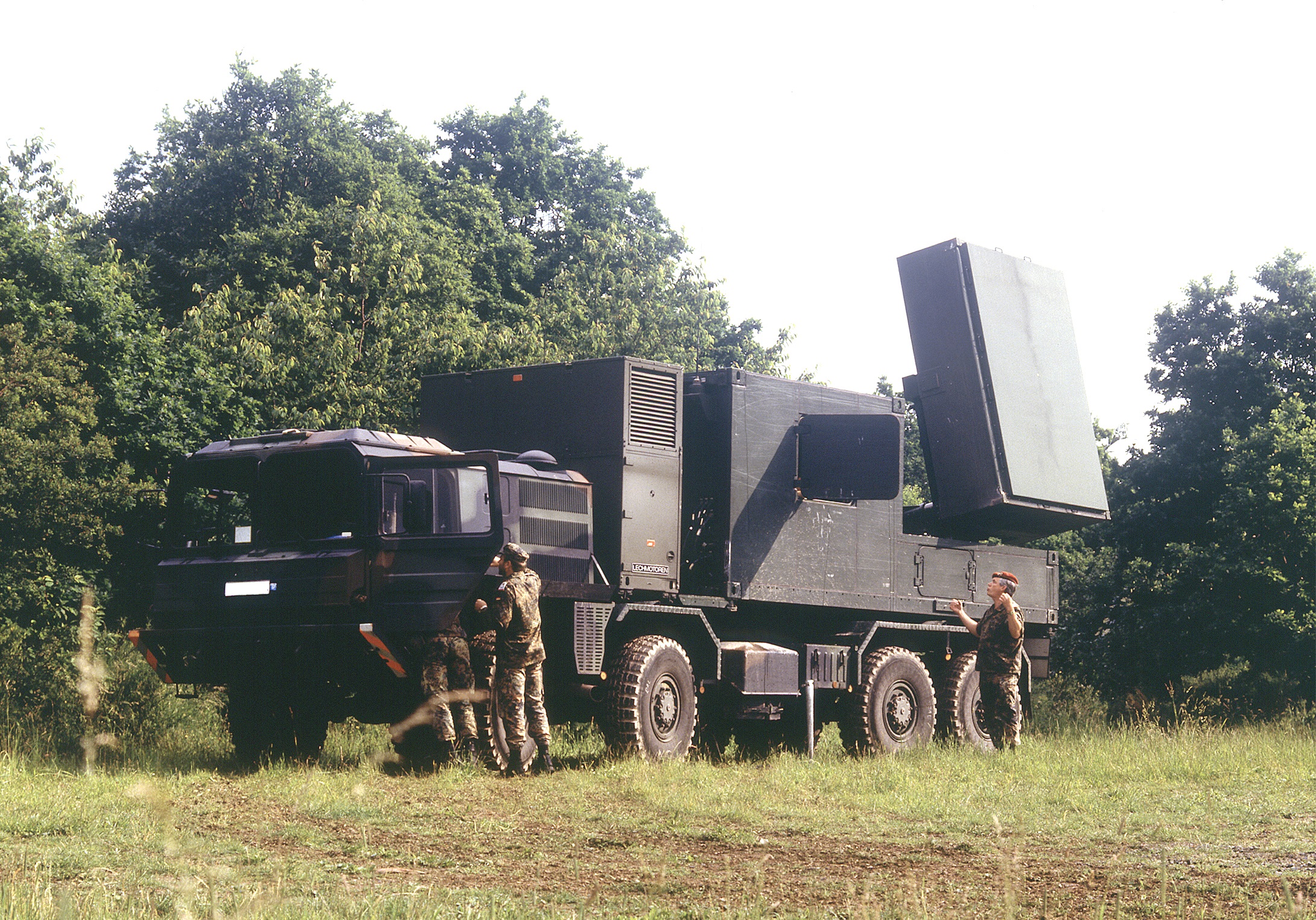 COBRA-Artillerieortungsradar des deutschen Heeres im Gelände.