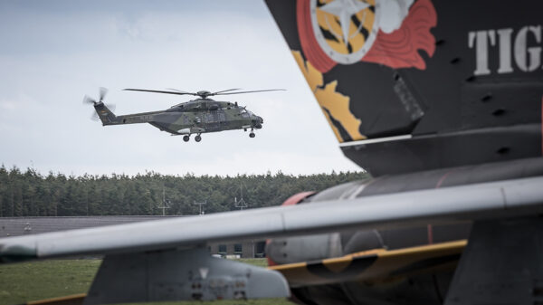 Mit der Einsatzunterstützungsanlage OPTARION konnten zwischen den Hubschraubern NH90 im Bild links) und TIGER sowie weiteren Plattformen wie dem Mehrzweckkampflugzeug Tornado (im Bild rechts) und der Panzerhaubitze 2000 zuverlässig kommuniziert werden.