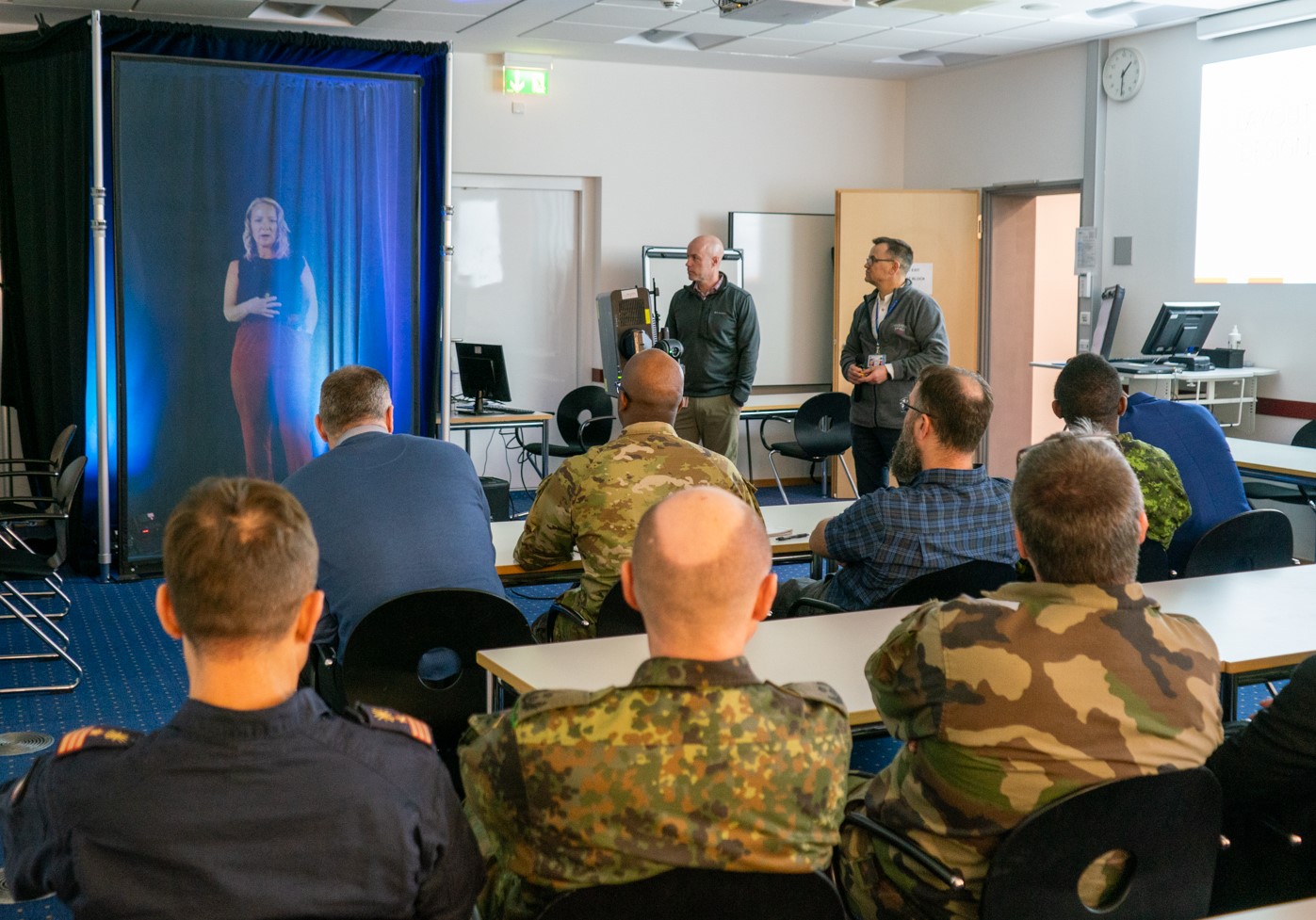 Aktuelle Technologie im Unterricht: Mit dem Holodeck kann eine Referentin aus Norfolk direkt in den Klassenraum in Oberammergau projeziert werden. Foto: A. Evans