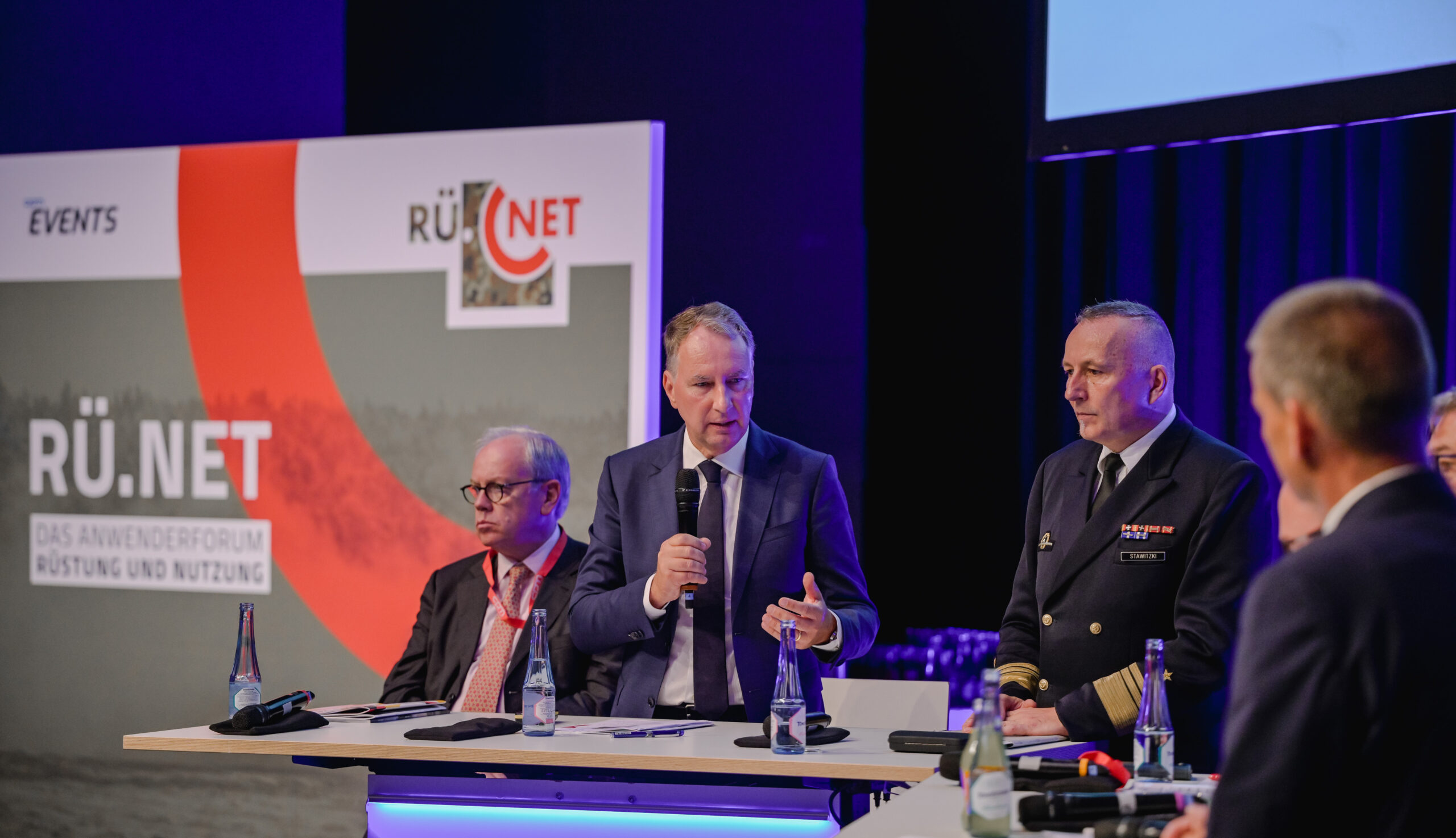 Teilnehmer der Diskussion waren (v.l.n.r.) Dr. Hans Christoph Atzpodien, Hauptgeschäftsführer, BDSV, Thomas Gottschild, Managing Director, MBDA Deutschland GmbH, + Vizeadmiral Carsten Stawitzki, Abteilungsleiter Rüstung, BMVg, sowie Joachim Sucker, Direktor, OCCAR und Felix Röken, Senior Vice President & Head of Land Systems, Rheinmetall Electronics GmbH (nicht im Bild).