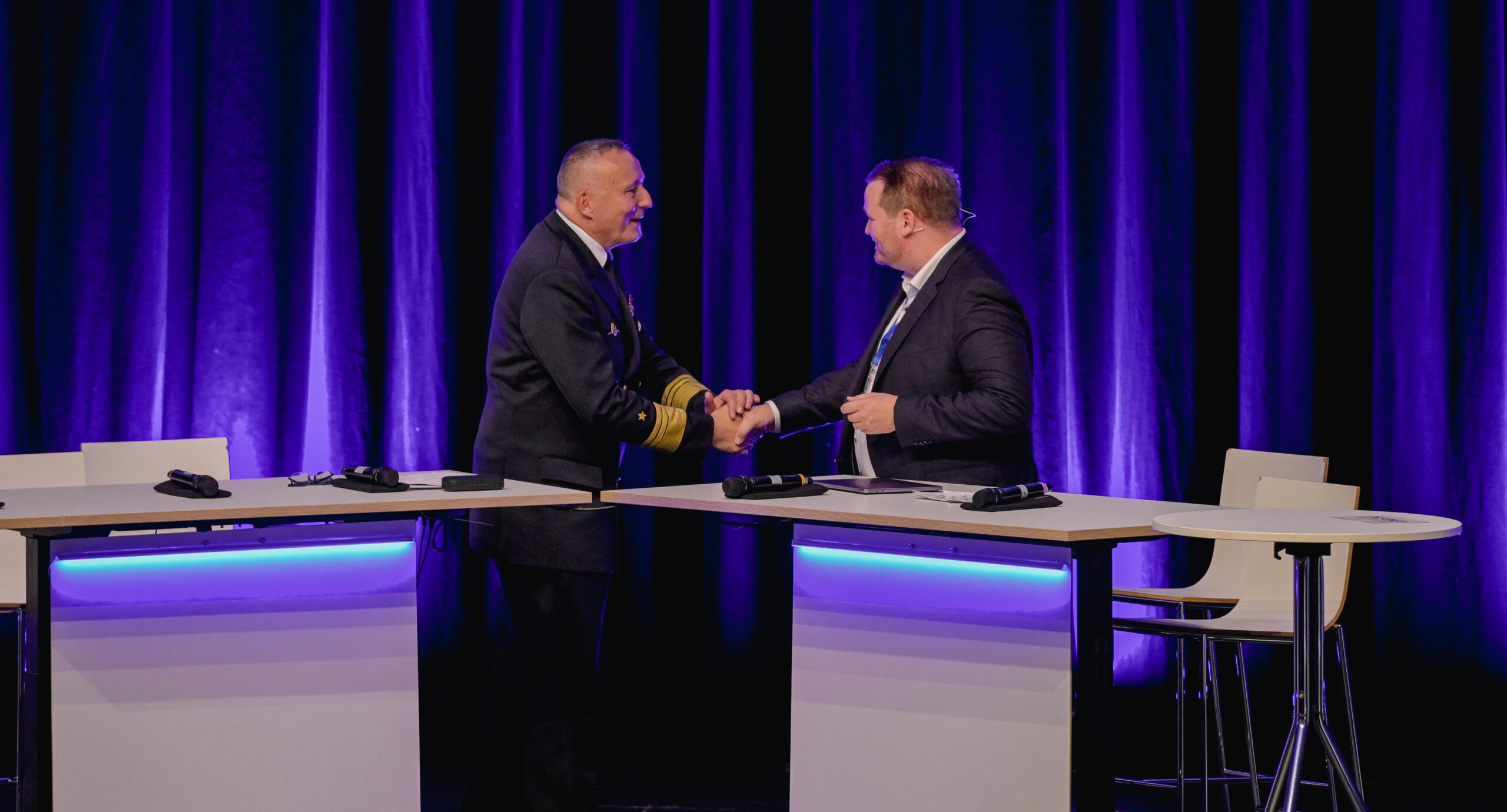 Vizeadmiral Carsten Stawitzki im Gespräch mit cpm-Chef Tobias Ehlke auf der Rü.Net 2024.