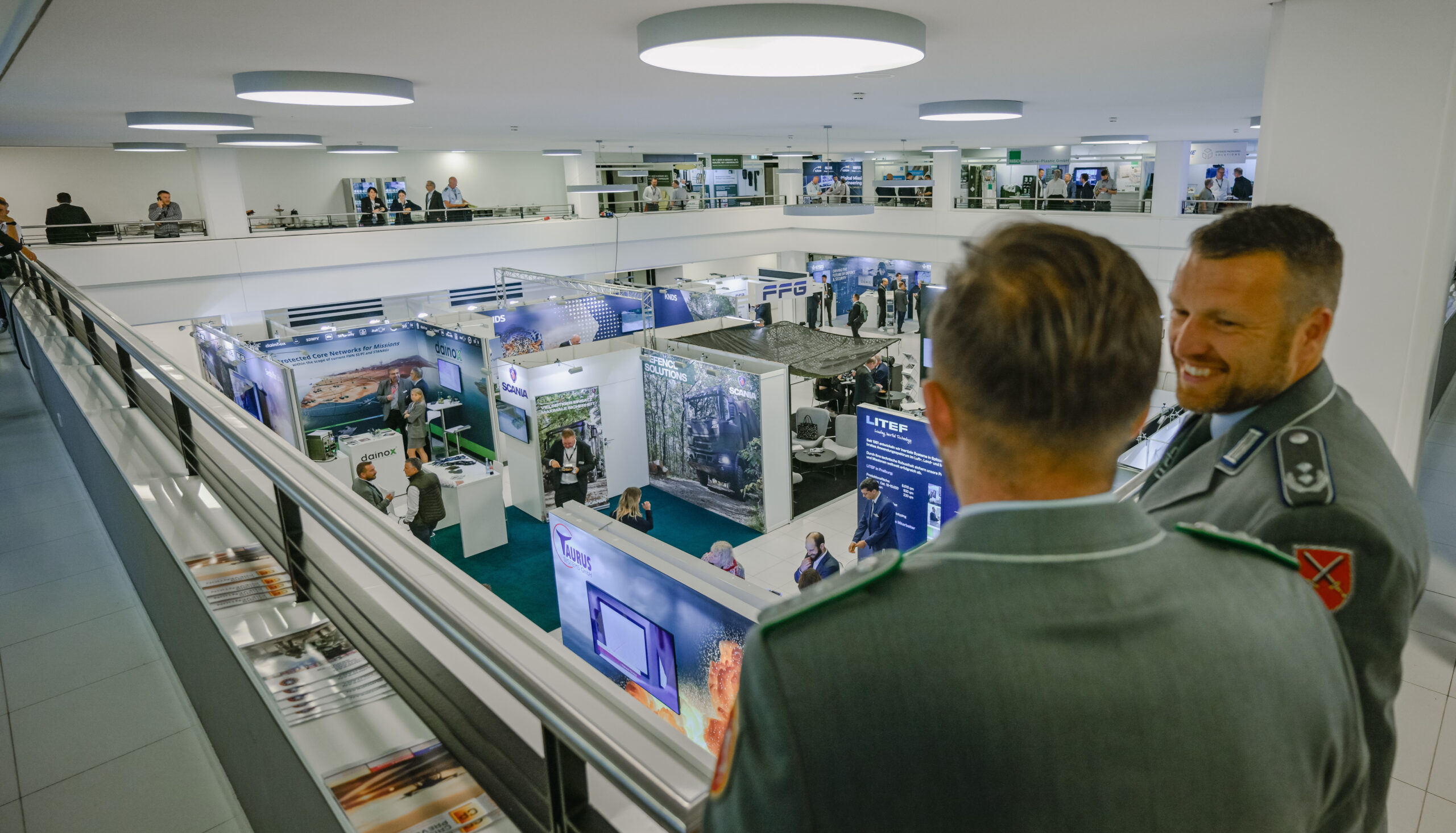 Blick über die Ausstellung im Inneren der Rhein-Model-Halle.