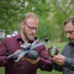 Ein gutes Beispiel dafür, dass kleine Unternehmen agiler und schneller handeln können: Donaustahl entwickelte als erstes Unternehmen in Deutschland „Loitering Munition“ und mit der Maus eine durch und durch deutsche Drohne, welche weltweit nachgefragt wird.