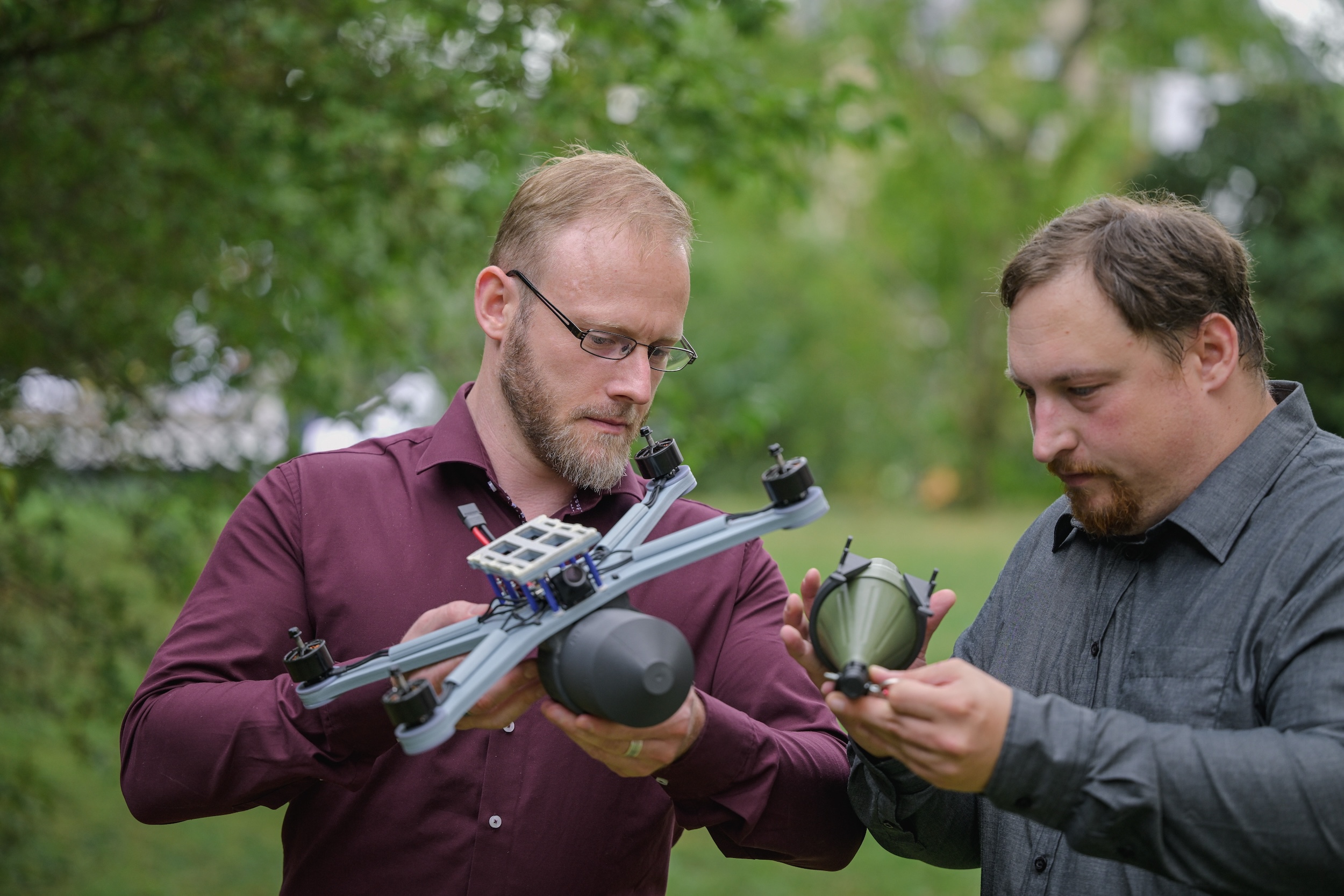 Ein gutes Beispiel dafür, dass kleine Unternehmen agiler und schneller handeln können: Donaustahl entwickelte als erstes Unternehmen in Deutschland „Loitering Munition“ und mit der Maus eine durch und durch deutsche Drohne, welche weltweit nachgefragt wird.