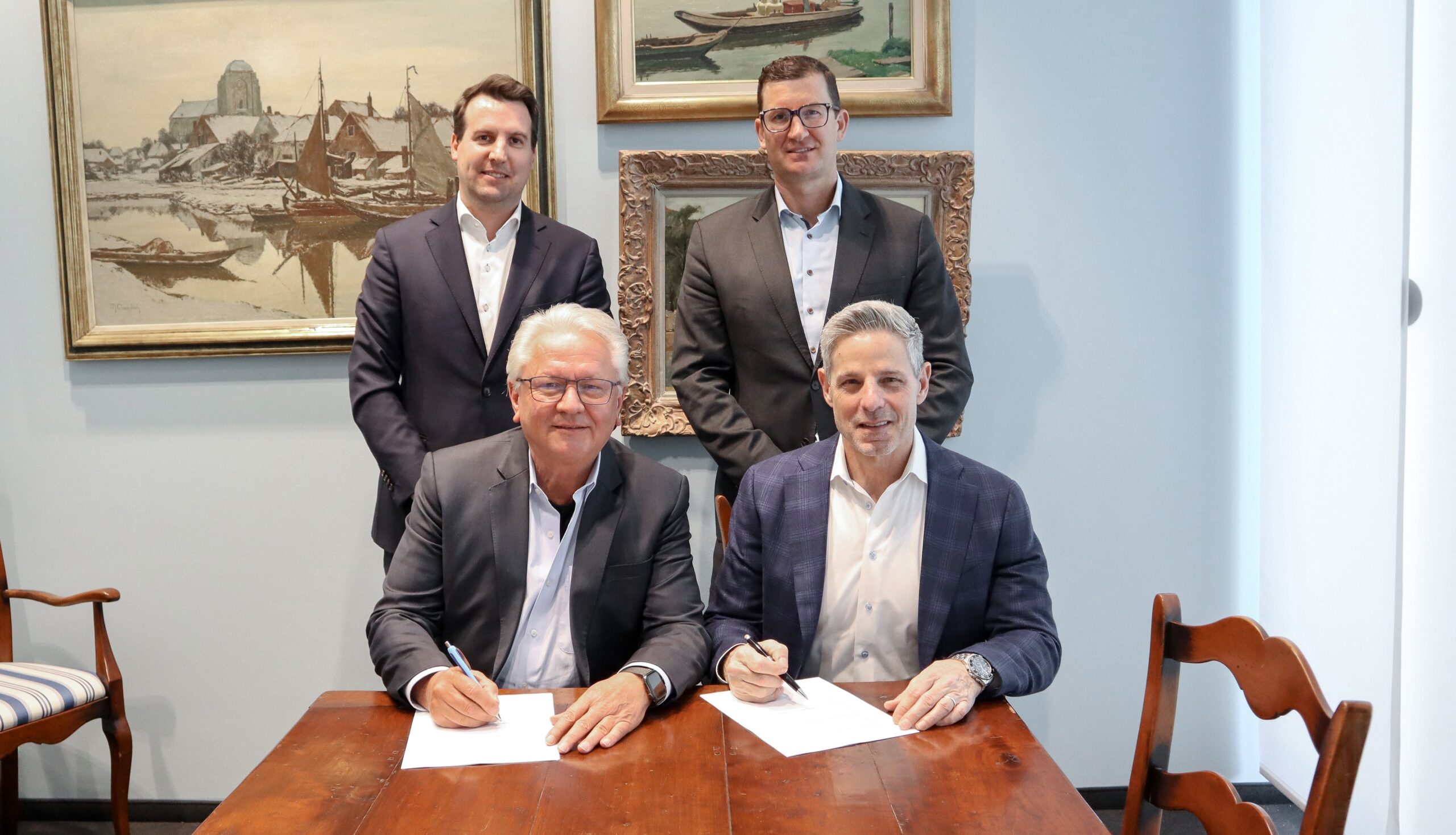 Armin Papperger, Vorstandsvorsitzender der Rheinmetall AG (l.) unterzeichnet mit Ray Piselli, Vice Präsident International bei Lockheed Martin das MoU für ein gemeinsames Kompetenzzentrum.
