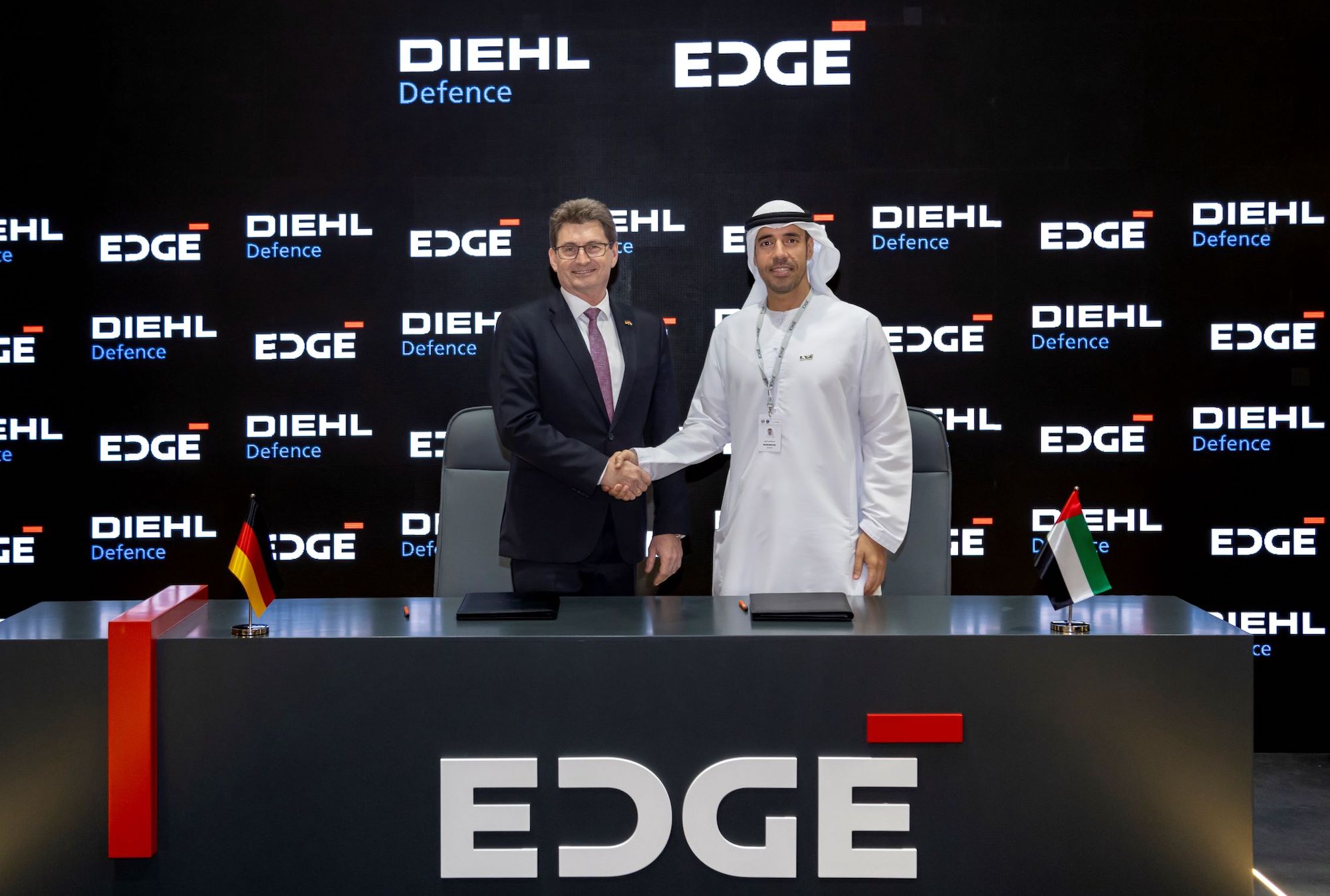 Dr. Harald Buschek (Chief Program Officer, Diehl Defence), Omar Al Zaabi (Präsident Handel und Missionsunterstützung, EDGE)