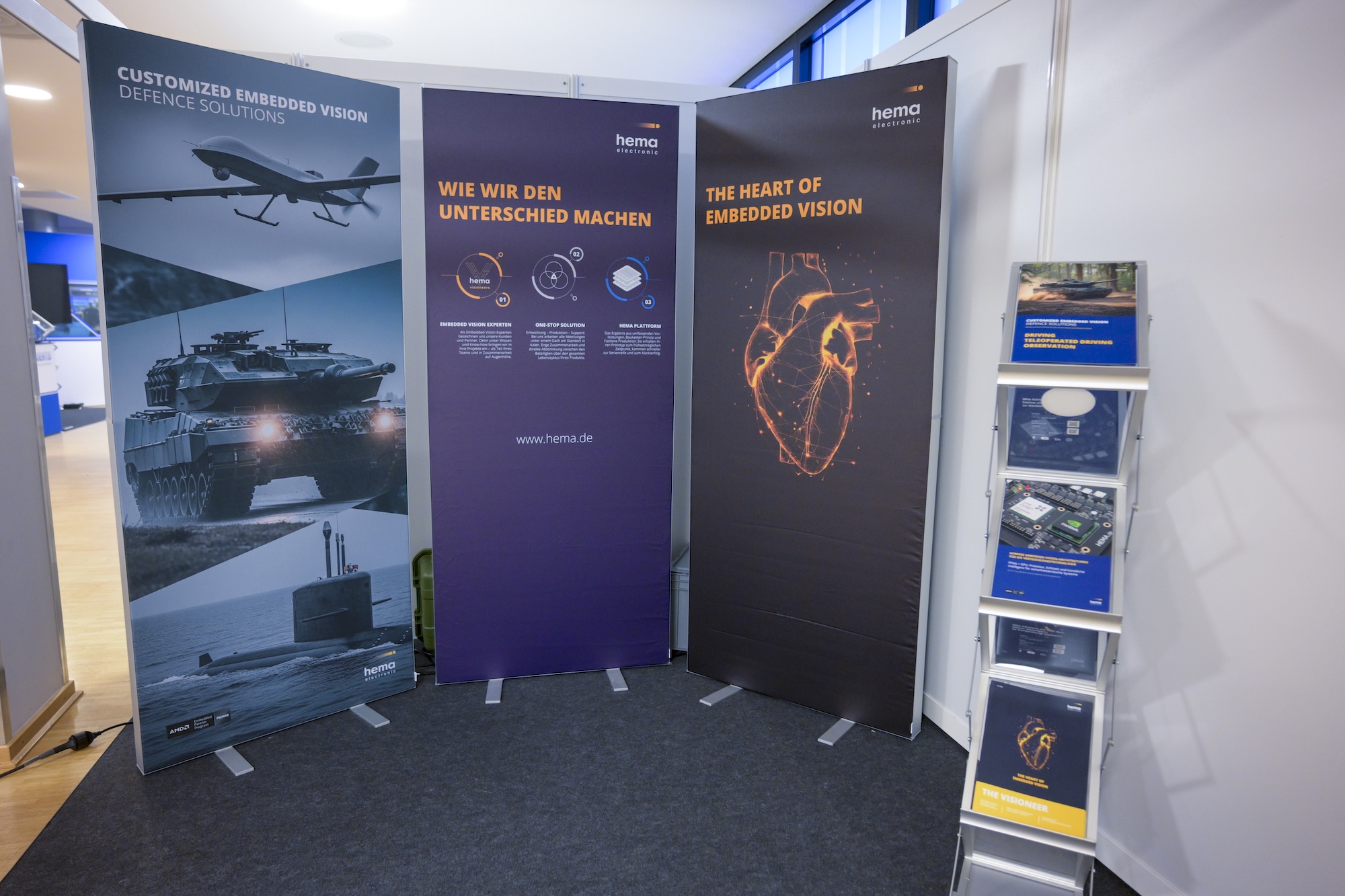 Am Messestand zeigt hema electronic digitalisierte Verarbeitung von Echtzeitvideos und bietet Fachberatung für interessierte Besucher an.