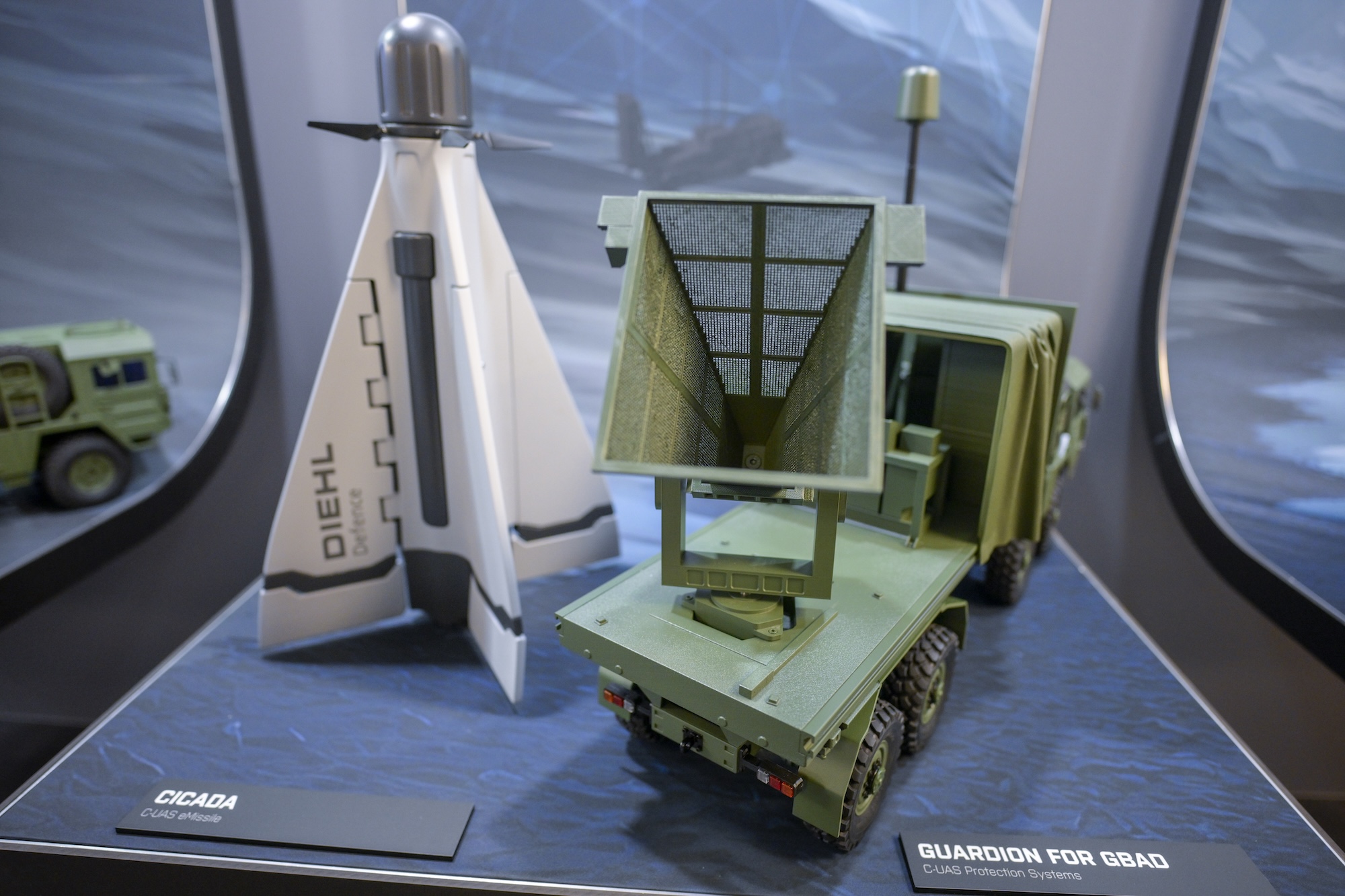 Die Drohnenabfangdrohne CICADA und das Guardion for GBAD Jammingsystem von Diehl Defence.