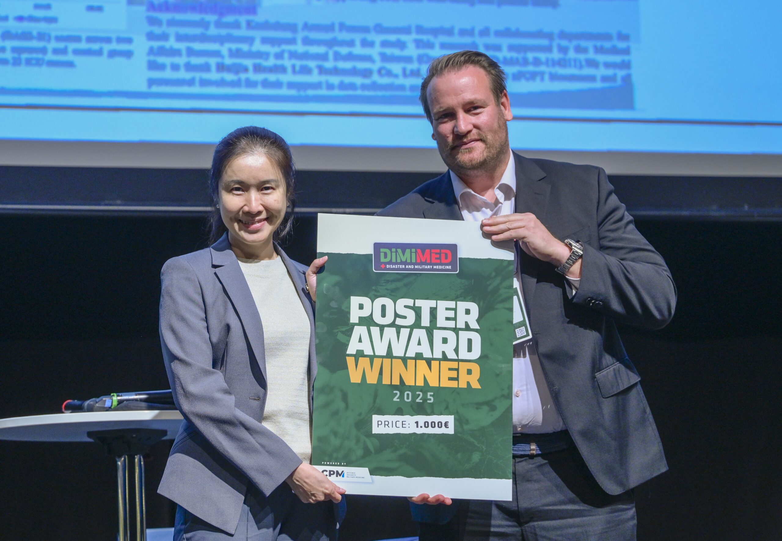 Chi-Jen Wu, Doktorandin und Direktorin der Pflegeabteilung im Armed Forces General Hospital von Kaohsiung in Taiwan, erhielt auf der DiMiMED 2025 den PosterAward von Tobias Ehlke, Inhaber der CPM Verlag GmbH.
