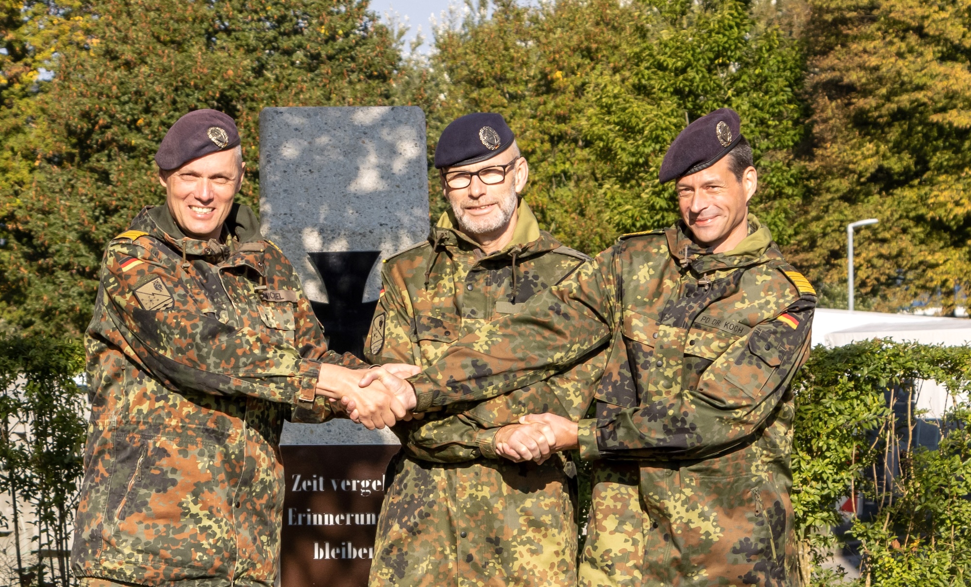 Kommandeur des Ausbildungszentrums CIR, Oberst Kai Heß übergb die Leitung der CIR-"Truppenschule" von Kapitän zur See Udo Michel (l.) an Kapitän zur See Dr. Dr. Robert Koch (r.)