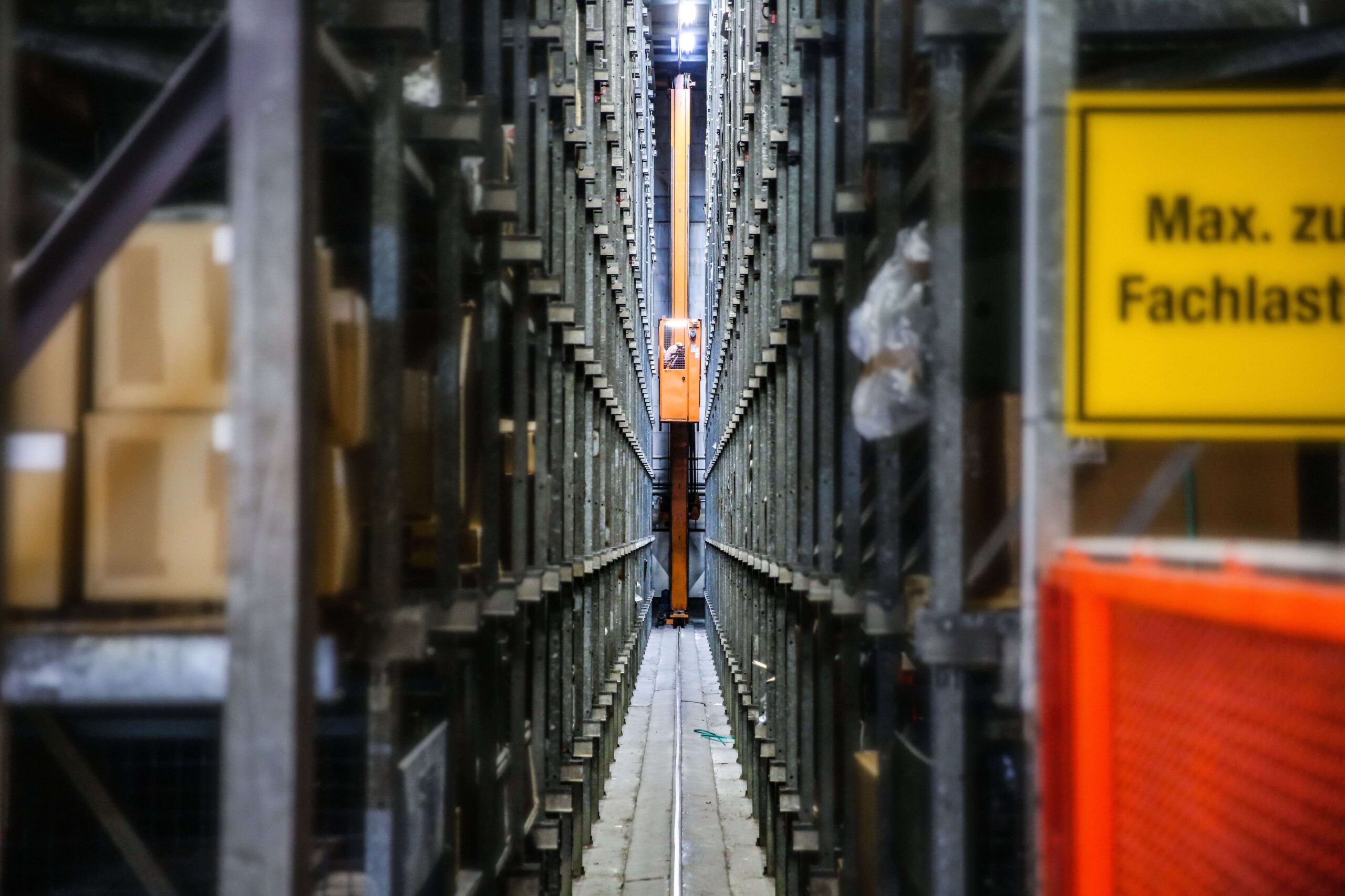 Kooperationen in der Logistik: Hochregallager stehen in einer Halle auf dem Gelände des Materiallagers Zeithain.