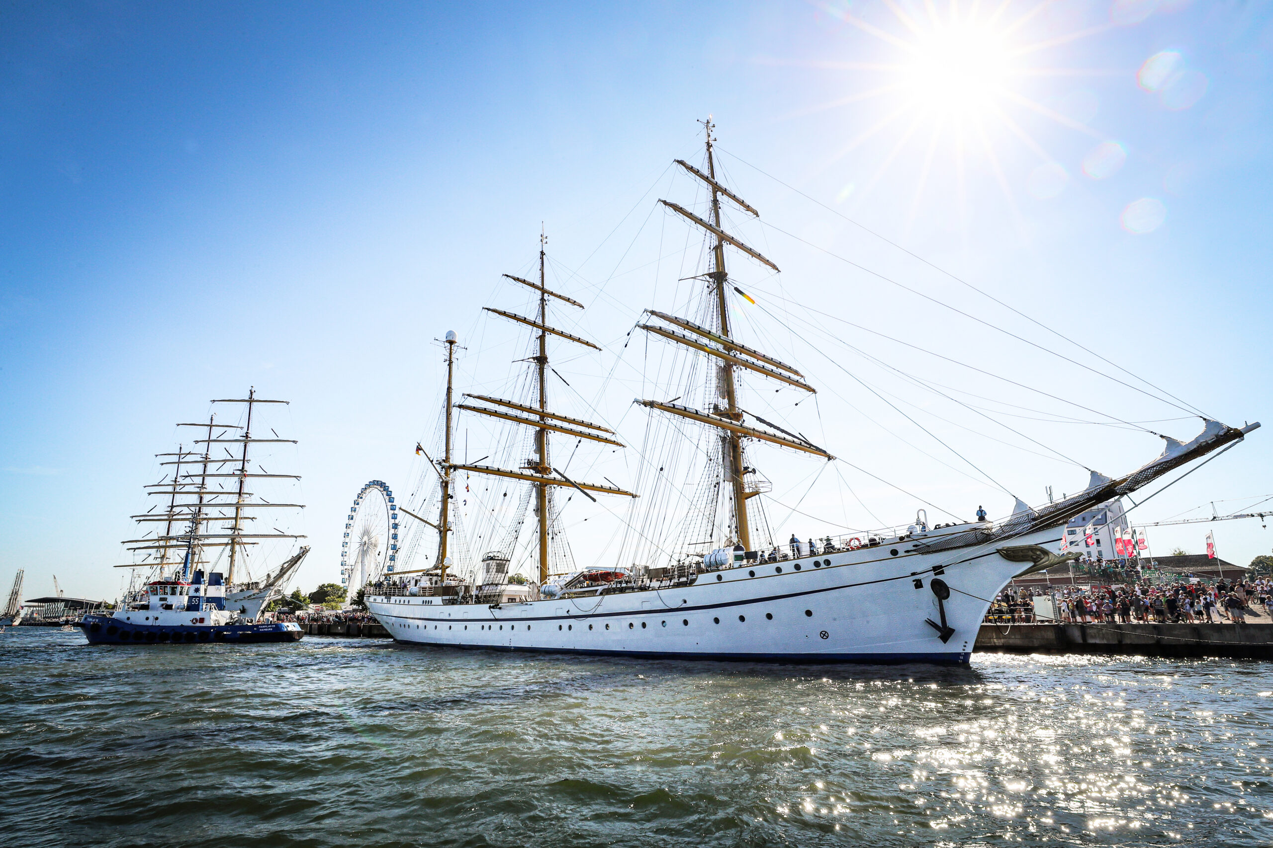 Die Gorch Fock läuft am lief auch 2022 in Warnemünde ein. Sie war damals auch Teil der Hanse Sail 2022.