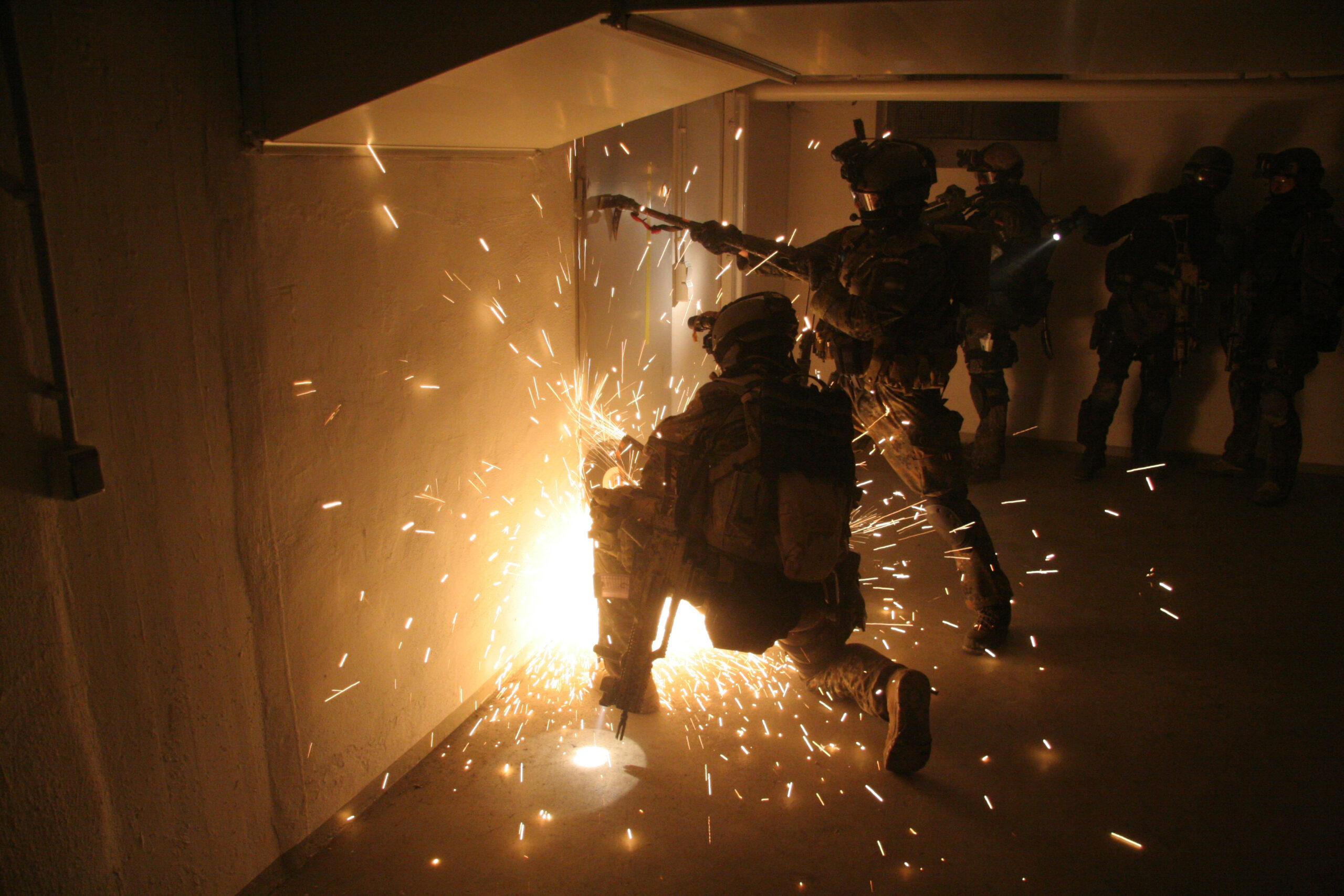 Einsatz einer Motorflex um sich einen Zugang zu verschaffen. Foto: Bundeswehr / PIZ Heer