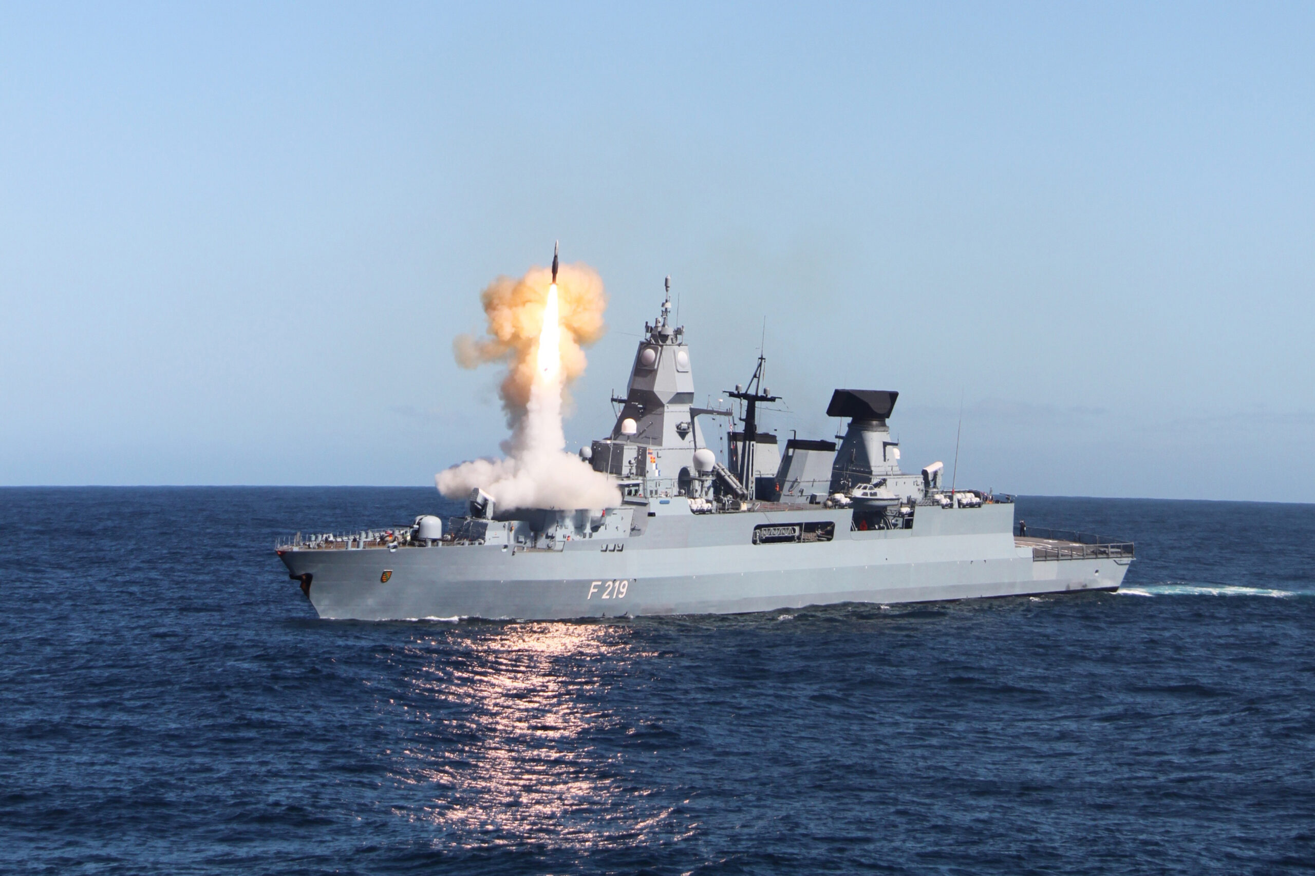 Im August 2011 verließ die SACHSEN ihren Heimathafen, um im Schießgebiet Denel Oveberg Test Range vor Südafrika das Flugkörperschießen Missile Firing Exercise F124 - 2011 zu absolvieren. Dabei wurde unter anderem nachgewiesen, dass die Fregatte SACHSEN und damit die Luftverteidigungsfregatte der Klasse F124 in der Lage ist, nicht nur sich selbst gegen schnell anfliegende Flugkörper zu verteidigen, sondern auch andere Einheiten im Verband zu schützen. Foto: Bundeswehr / Marine