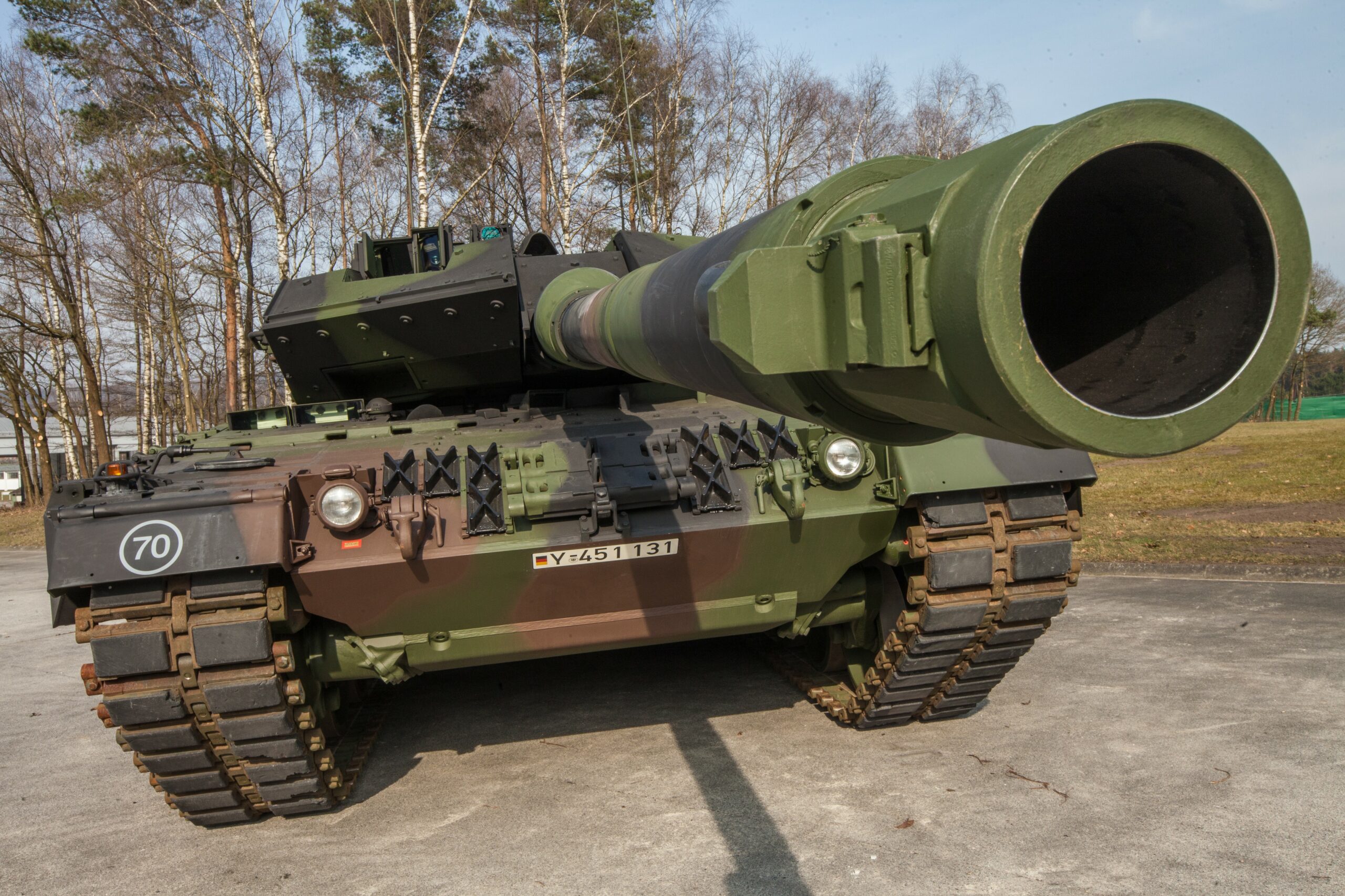 Generalleutnant Alfons Mais: Der neue Kampfpanzer LEOPARD 2 A7 des Panzerbataillons 203 in Augustdorf. Foto: Bundeswehr / Marco Dorow