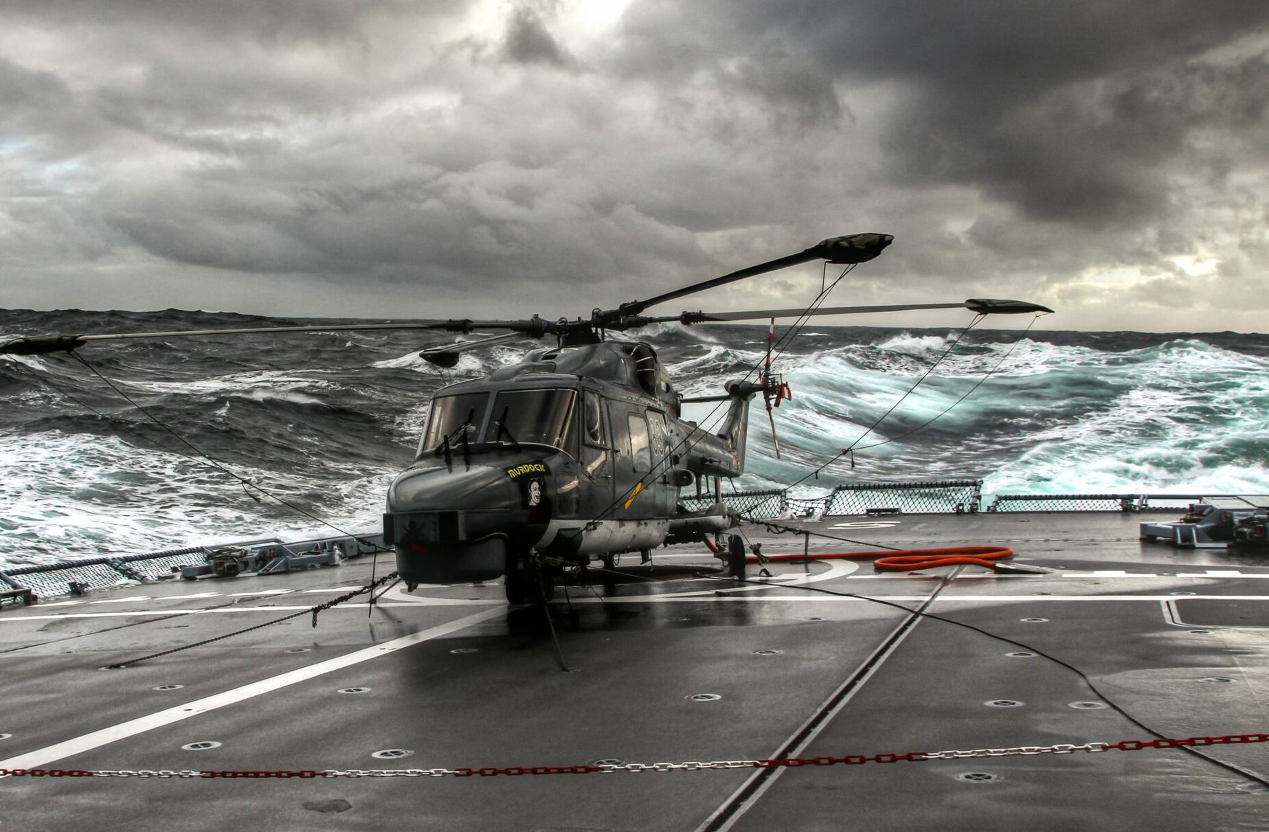 SEA LYNX Bordhubschrauber auf der Fregatte SACHSEN bei schwerer See. Foto: Bundeswehr / Jan Pahl