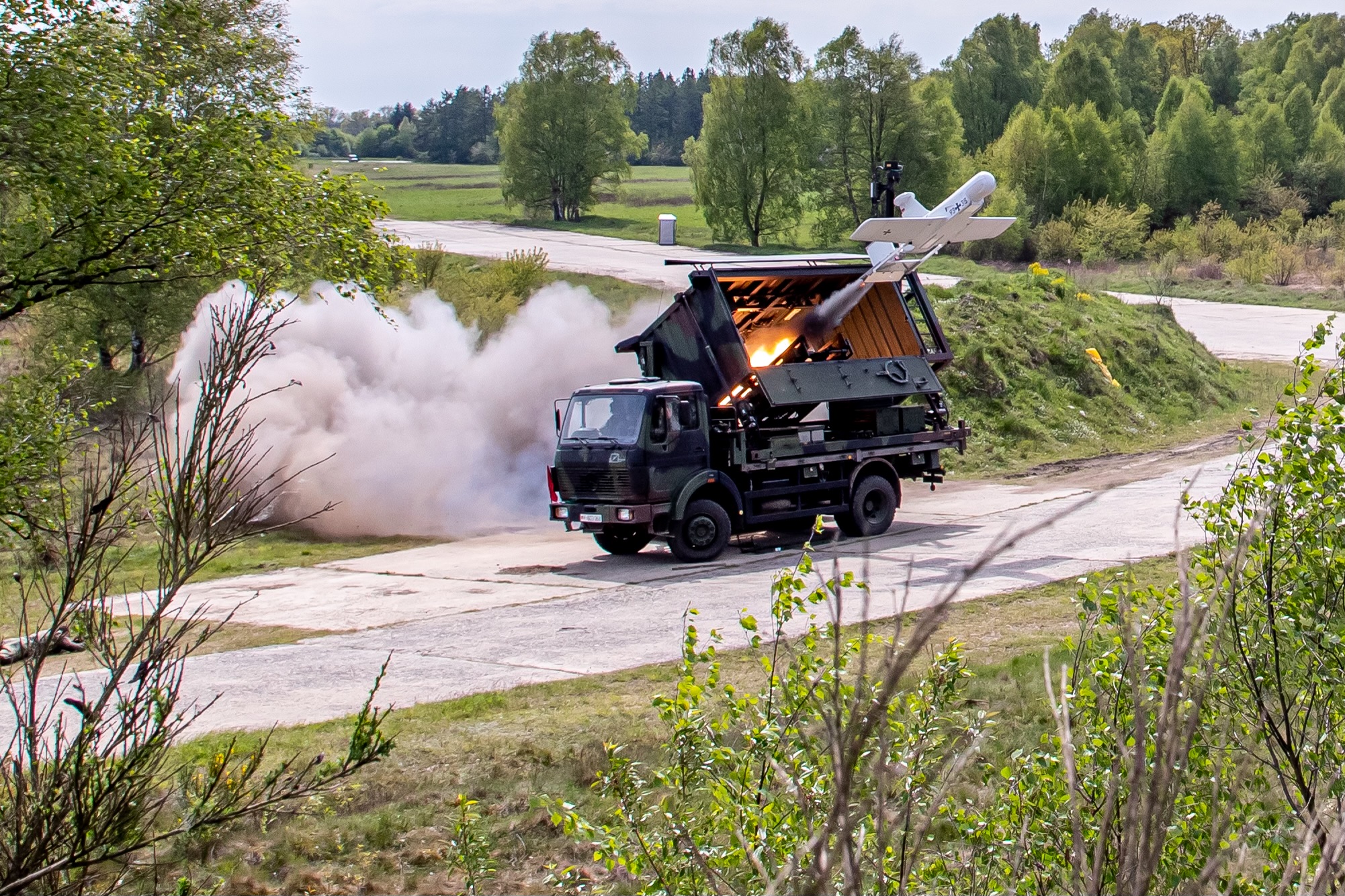Eine Aufklärungsdrohne KZO startet aus dem Startbehälter für einen Aufklärungsflug während der Übung Wettiner Heide auf dem Truppenübungsplatz Bergen.