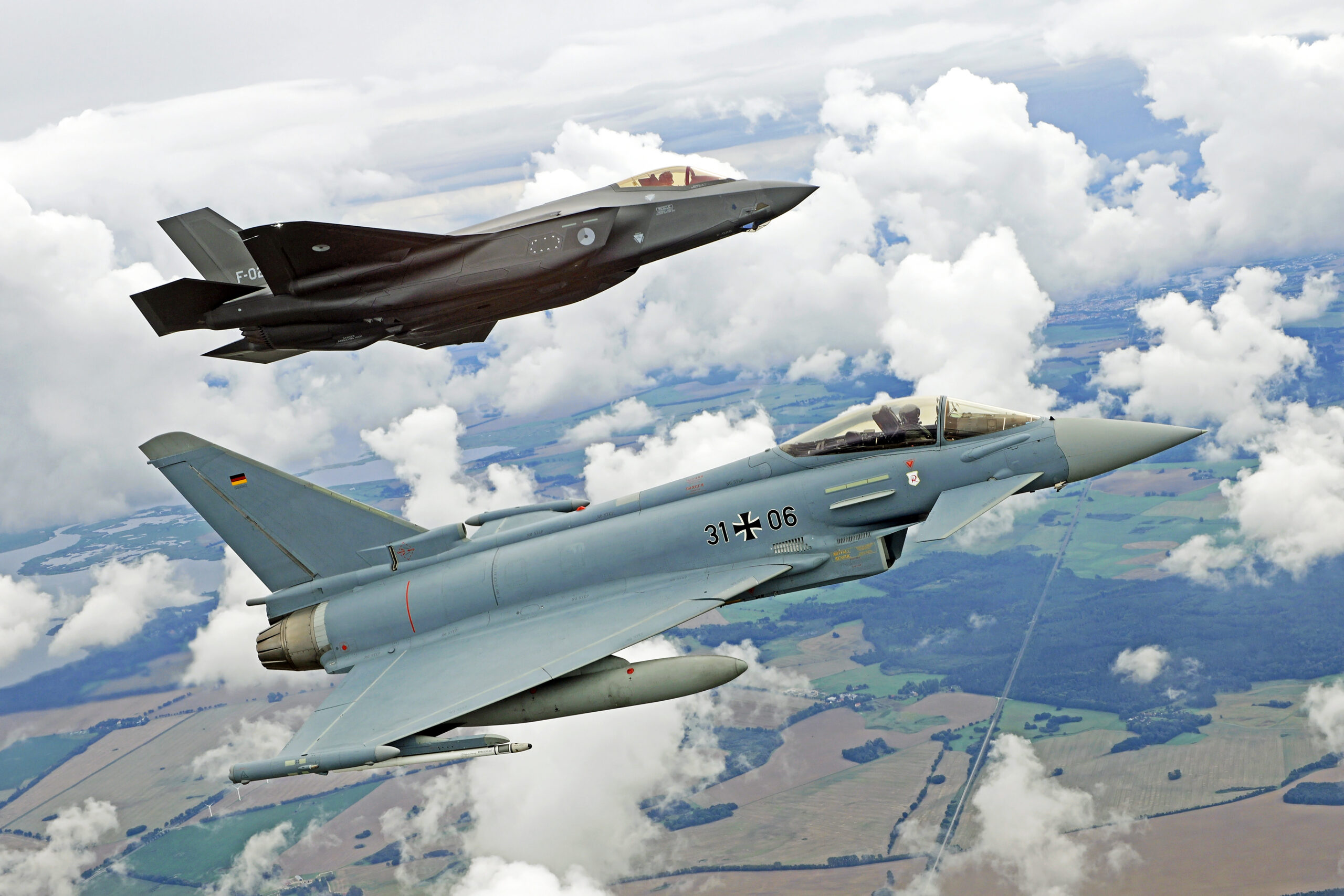 Der Pilot im Kampfflugzeug EUROFIGHTER vom Taktischen Luftwaffengeschwader 73 „Steinhoff” und sein niederländischer Kamerad im Kampfjet F-35 fliegen gemeinsam Luftkriegsoperationen während der Übung BALTIC HUNTER im norddeutschen Luftraum. Foto: Bundeswehr / Stefan Petersen
