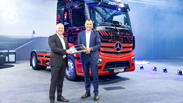 Erste eActros 300 Sattelzugmaschine in Deutschland an Logistik Schmitt übergeben, im Bild: v.l.n.r. Ronald Ott, Leiter Vertrieb Lkw Mercedes-Benz und FUSO Deutschland und Rainer Schmitt, geschäftsführender Gesellschafter von Logistik Schmitt.