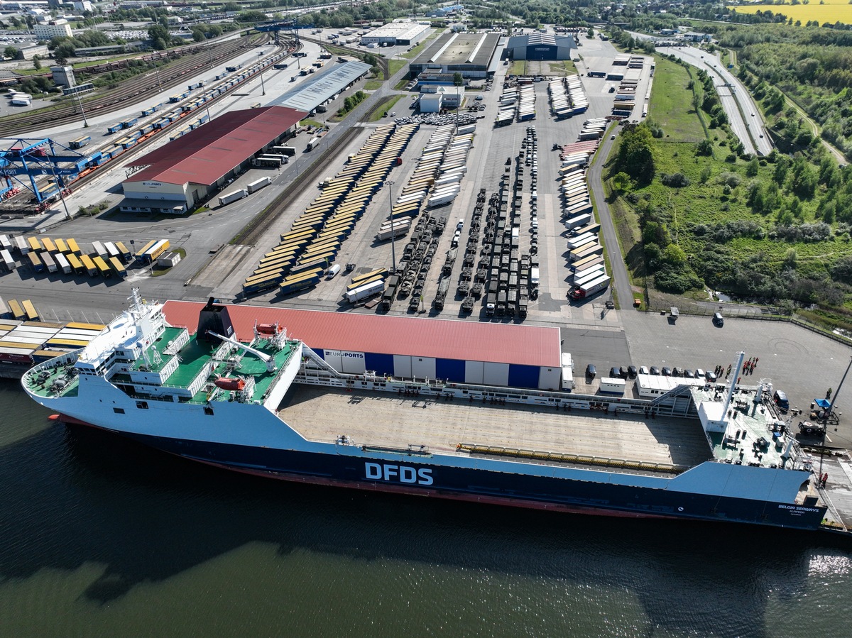 Die 7. Kompanie vom Logistikbataillon 171 und das Logistikzentrum der Bundeswehr (LogZBw) verladen Fahrzeuge auf eine Fähre für den Weitertransport nach Litauen beim Besuchertag während der Heimatschutzübung National Guardian 2024 im Rahmen der Übungsserie Quadriga 2024 in Rostock.