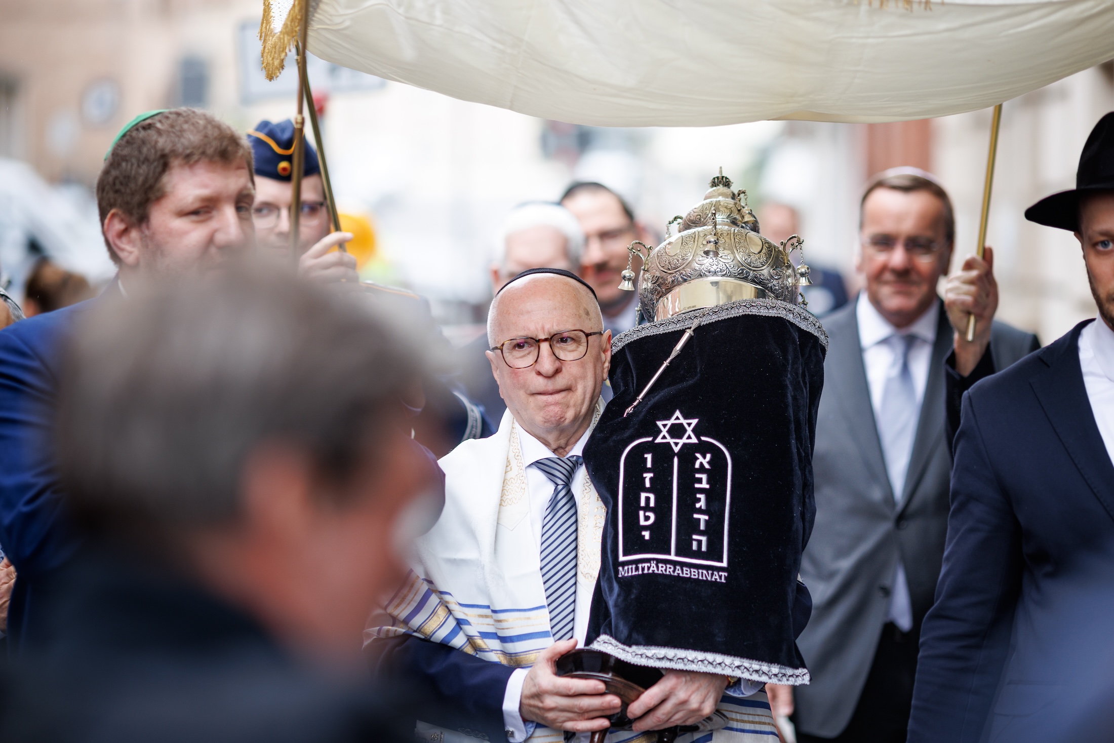 Die Tora-Rolle wird zum neuen Militärrabbinat getragen.