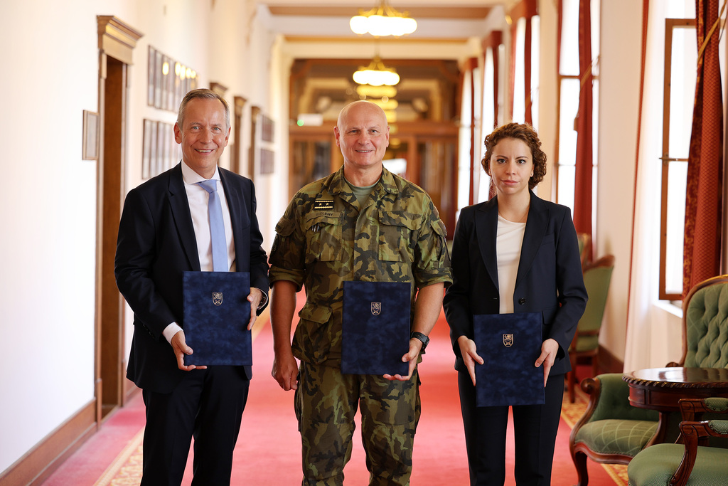Der Leiter der Logistikabteilung des tschechischen Verteidigungsministerius, Generalmajor Robert Bielený flankiert von Stefan Ives (l.) und Alexandra Cristea-Schmid (r,) von Rheinmetall bei der Vertragsunterzeichnung In Prag.