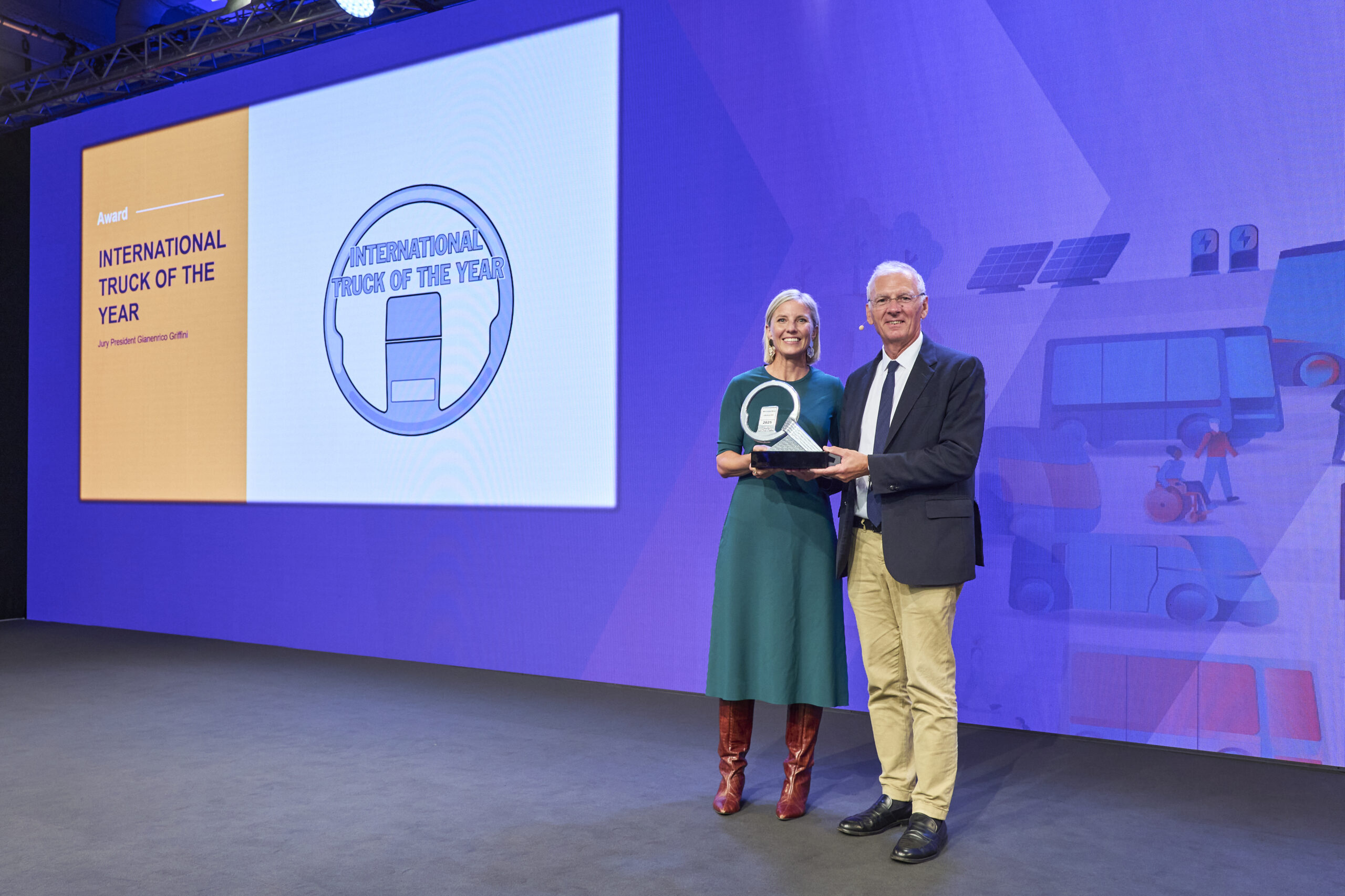 Karin Rådström, CEO Mercedes-Benz Trucks, nahm die Auszeichnung bei einer Veranstaltung im Rahmen der IAA Transportation 2024 in Hannover von Gianenrico Griffini, Vorsitzender der ITotY-Jury, entgegen.