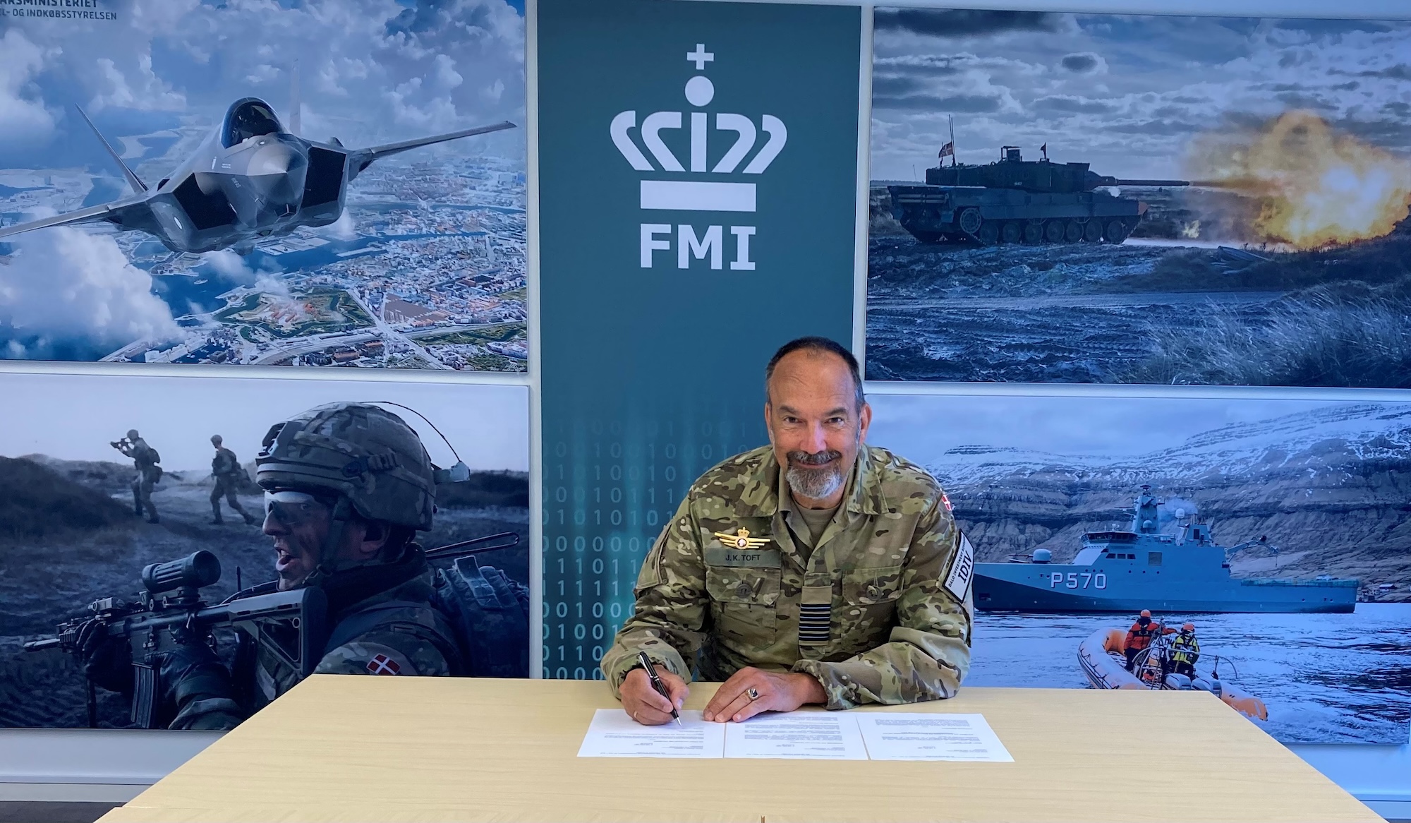 Col. Jan Kazimierz Toft (Director Investment Division) unterzeichnet die Vollmacht für das BAAINBw © Danish Ministry of Defence Acquisition and Logistics Organization