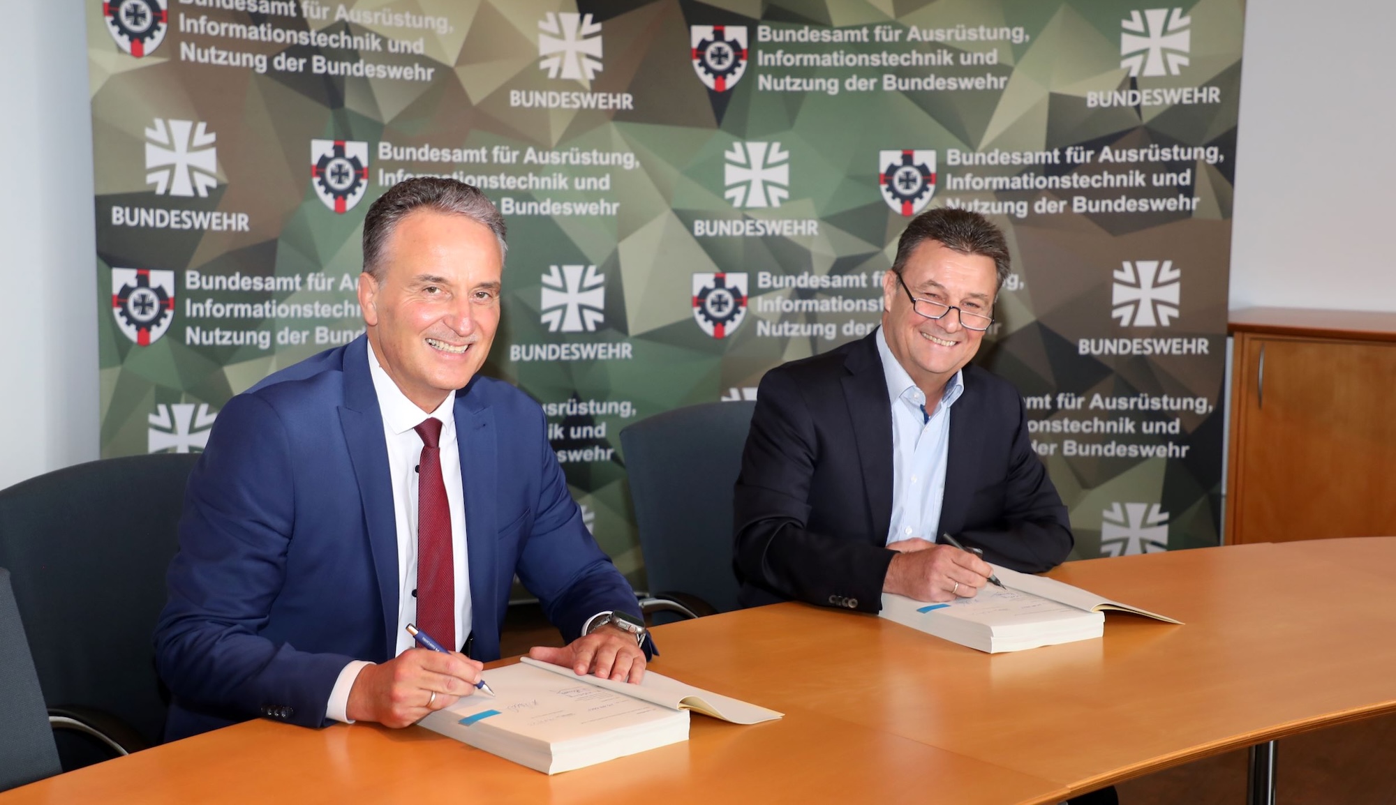 Helmut Rauch (CEO Diehl Defence, links) und Ralph Herzog (Vizepräsident BAAINBw, rechts) © Bundeswehr/Lehmen