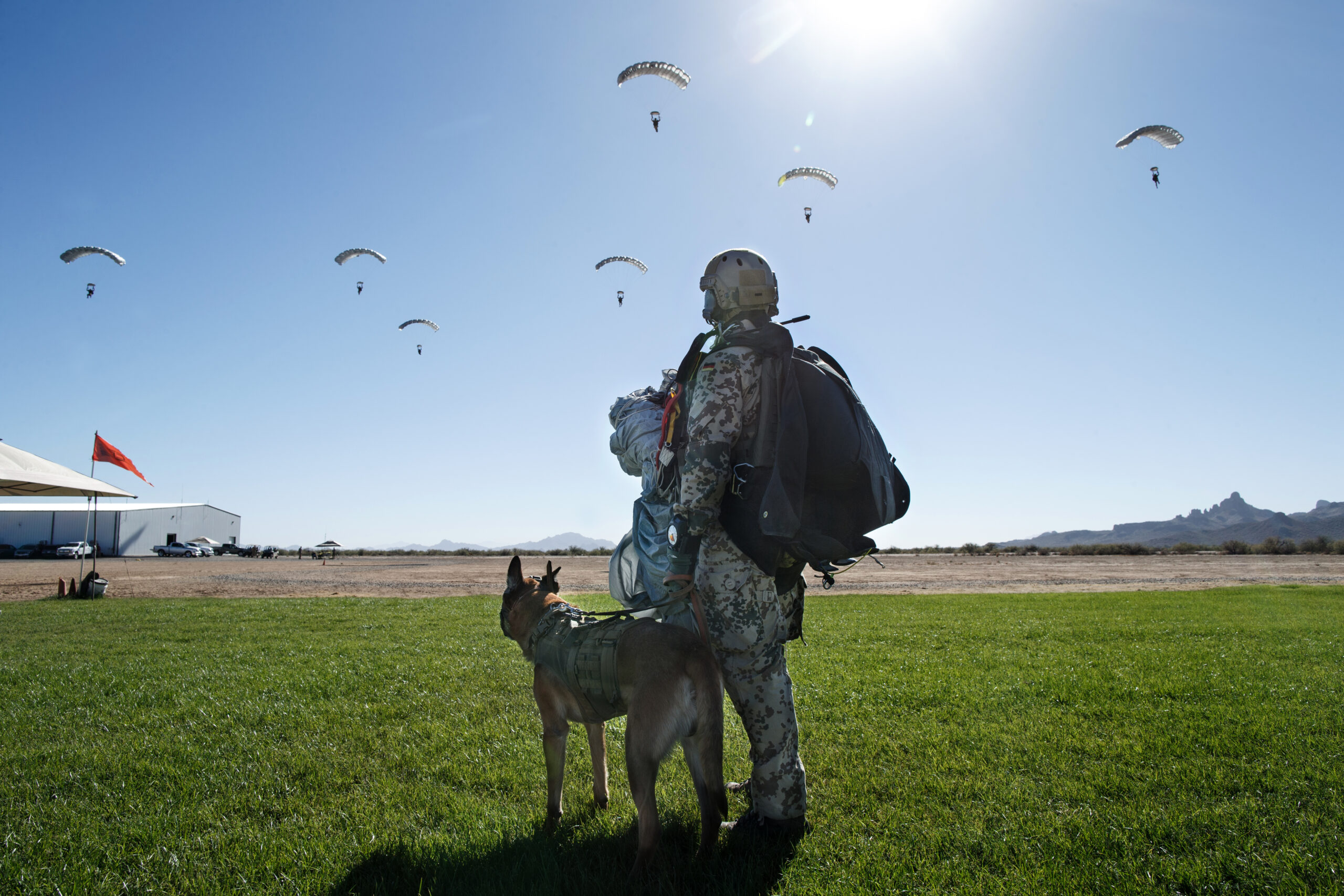 Hundeführer Hauptfeldwebel W. des KSK trainiert mit seinem Zugriffsdiensthund Diego den taktischen freien Fall in Arizona/USA. Foto: Bundeswehr / Jana Neumann
