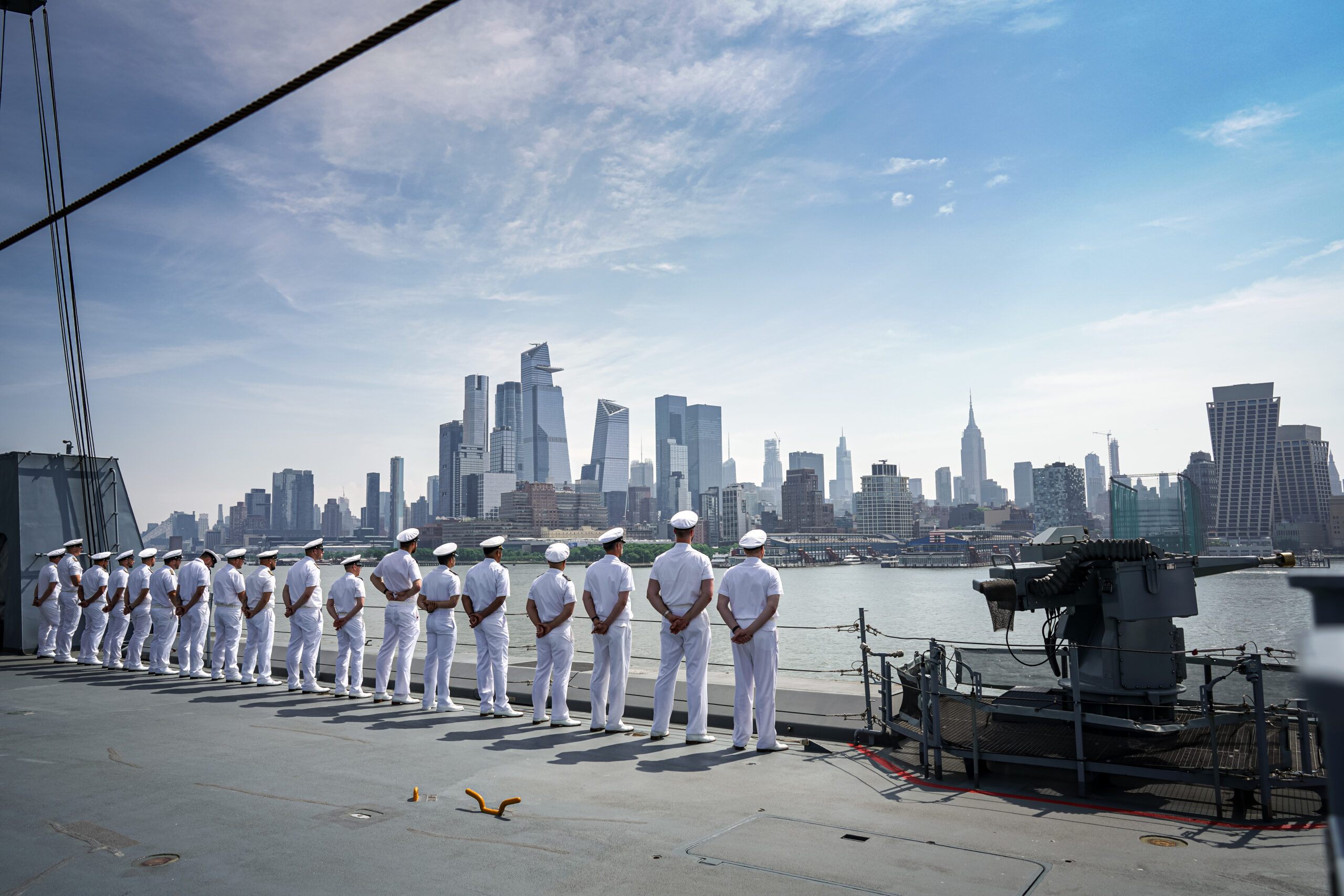 Am 26.05.2024 lief die Fregatte Baden-Württemberg aus New York aus. Die Besatzung steht in Passieraufstellung auf dem Oberdeck.